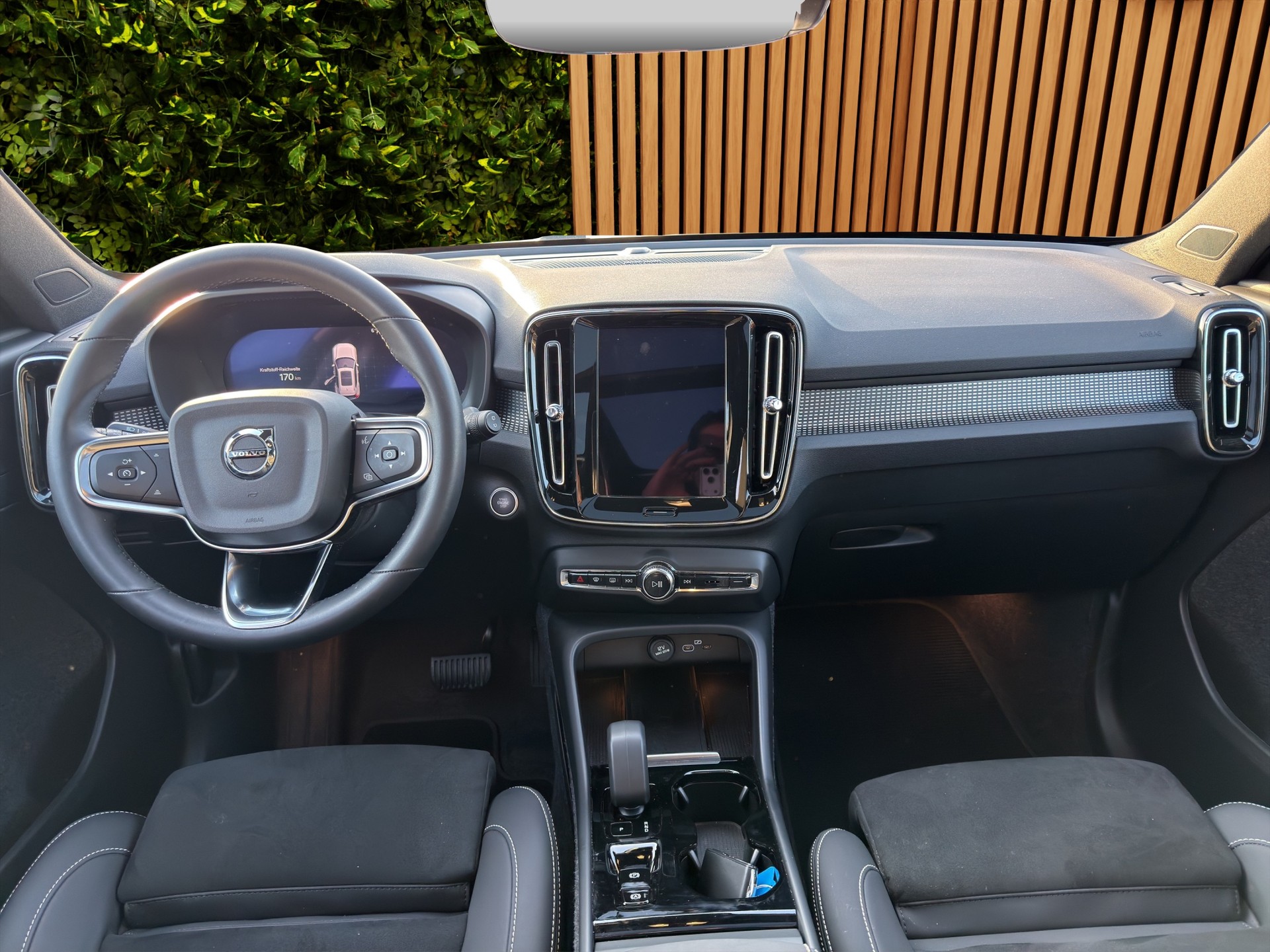 VOLVO XC40 2.0 B4 MH Plus Dark-image-11