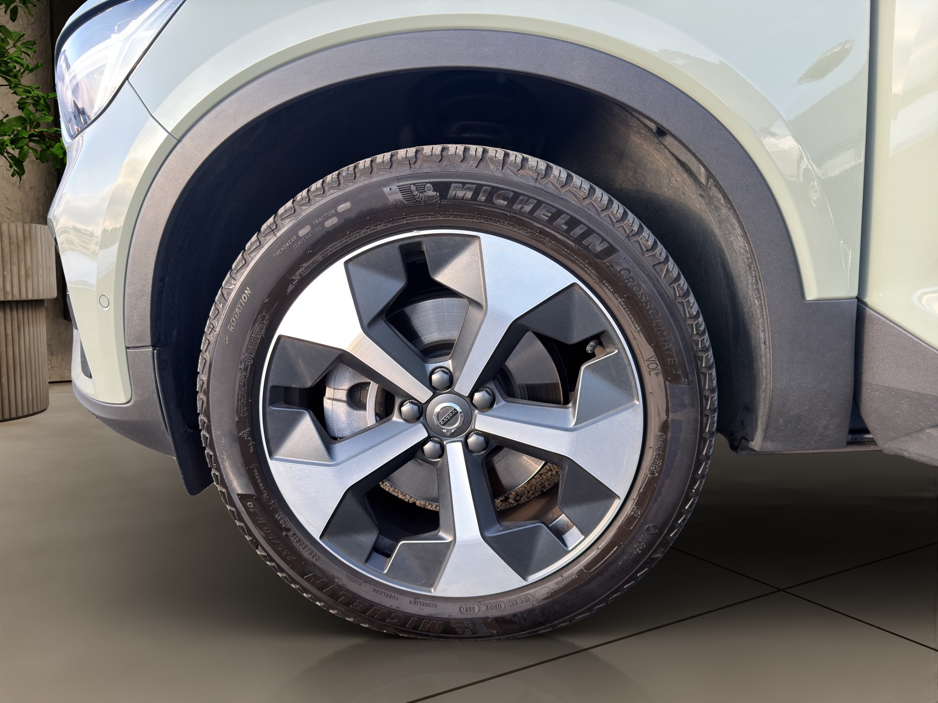 VOLVO XC40 2.0 B4 MH Plus Dark-image-8