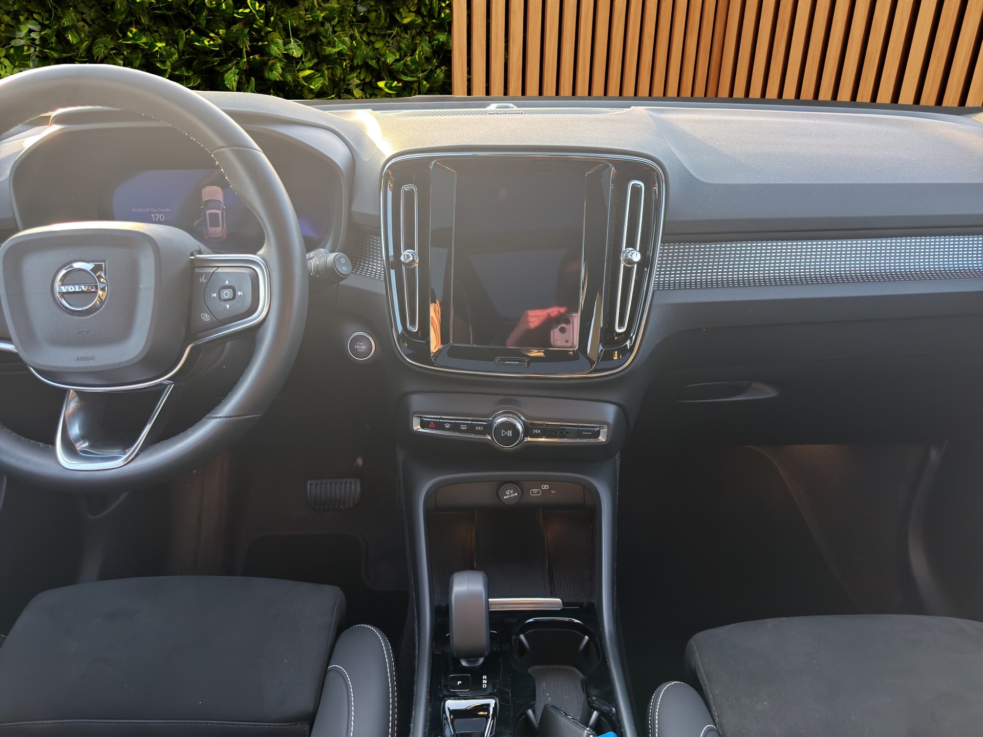 VOLVO XC40 2.0 B4 MH Plus Dark-image-12