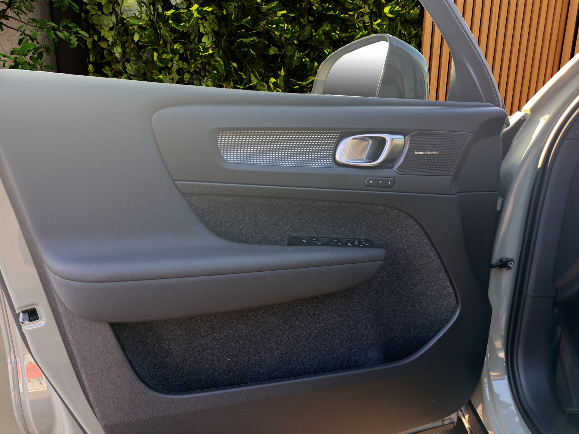 VOLVO XC40 2.0 B4 MH Plus Dark-image-19