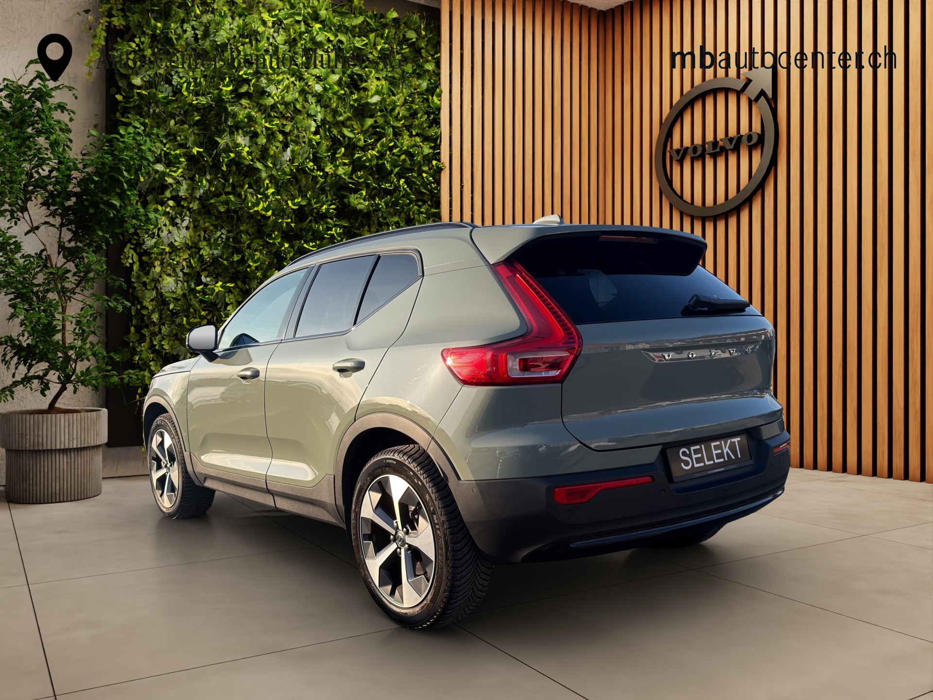 VOLVO XC40 2.0 B4 MH Plus Dark-showroom-element-2