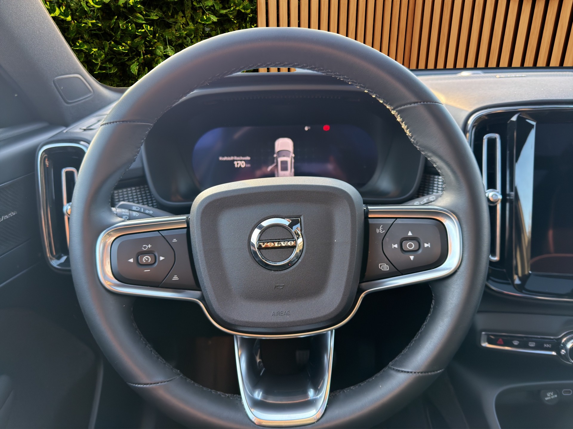 VOLVO XC40 2.0 B4 MH Plus Dark-image-13