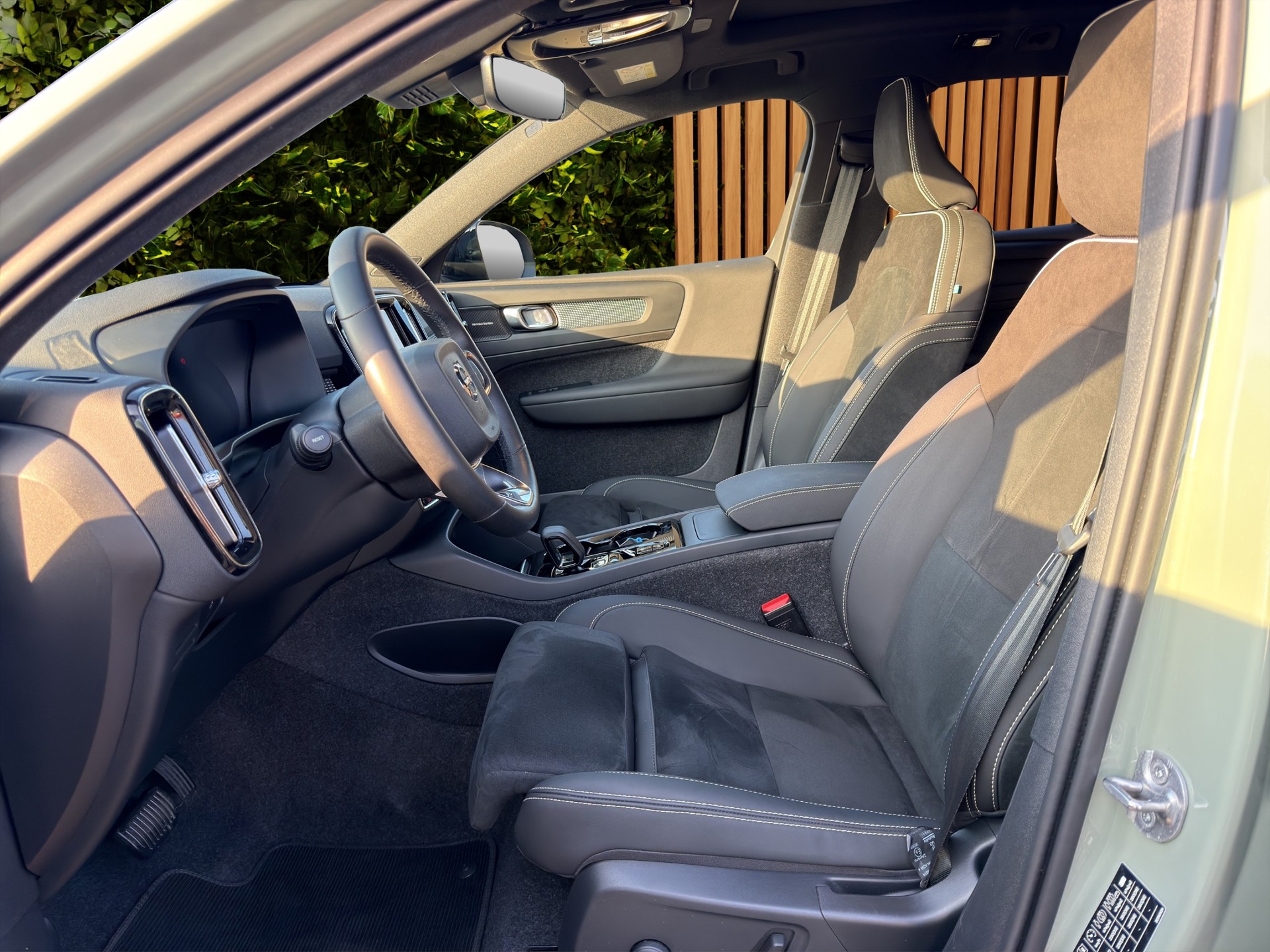 VOLVO XC40 2.0 B4 MH Plus Dark-image-9
