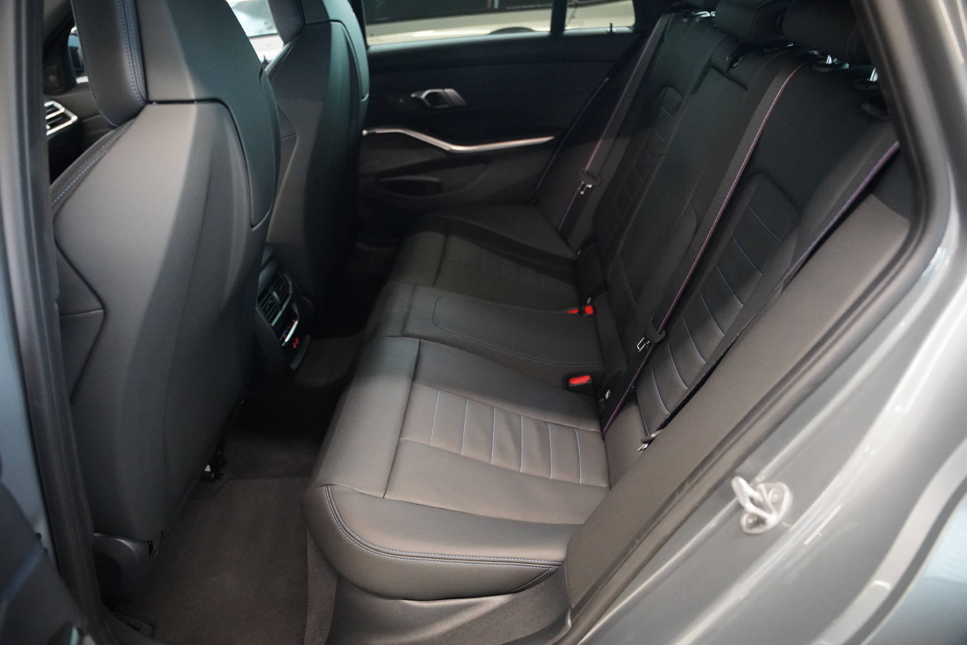 BMW M340d xDrive 48V Touring Steptronic M Sport Pro LCI-image-10