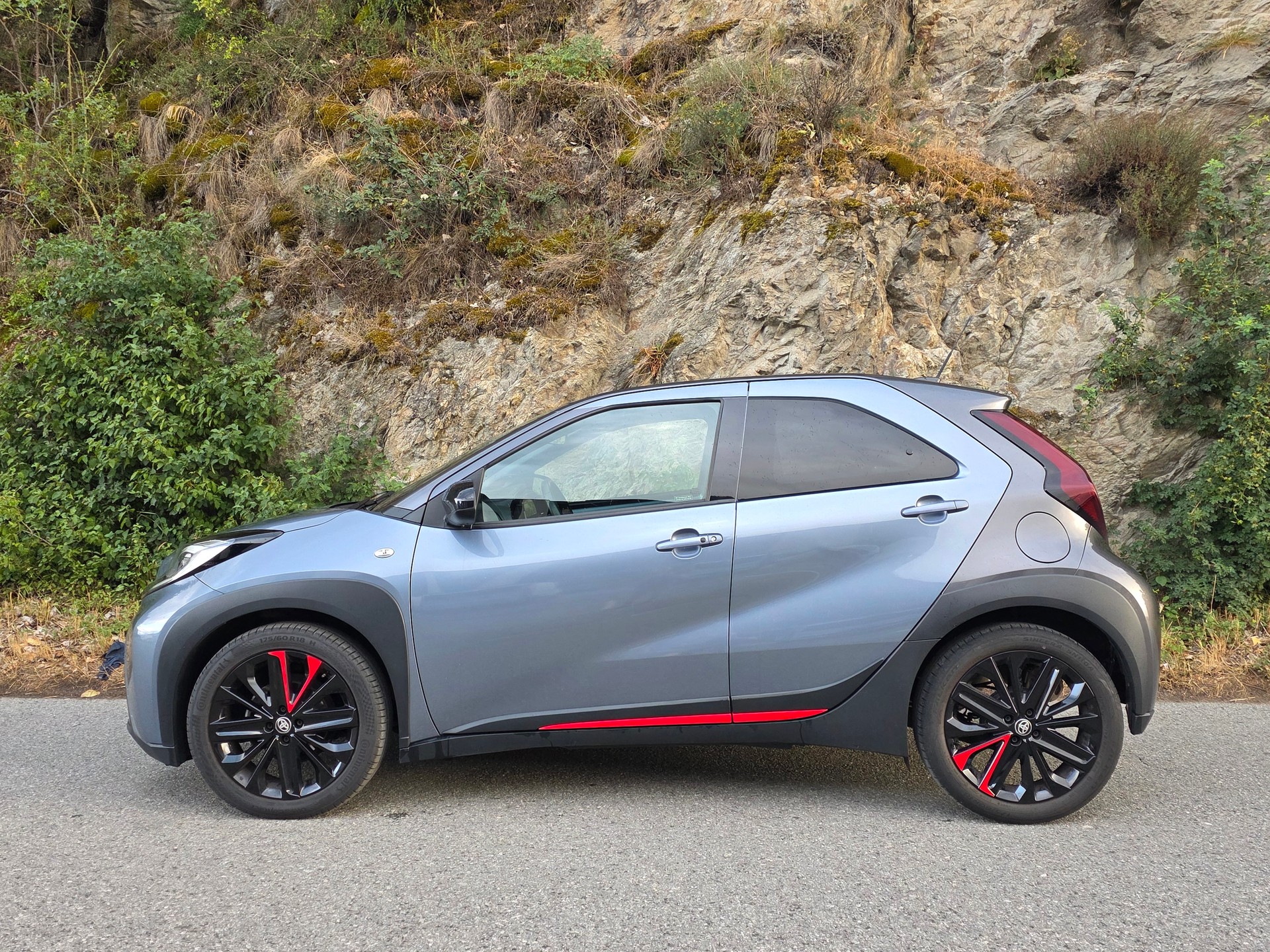 TOYOTA Aygo X 1.0 VVT-i Undercover-image-1