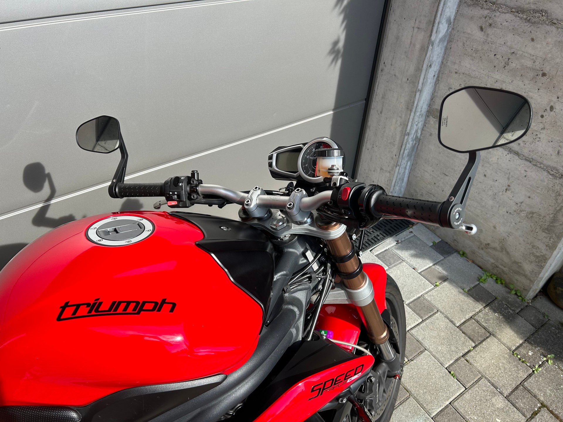 TRIUMPH Speed Triple 1050 ABS-image-2