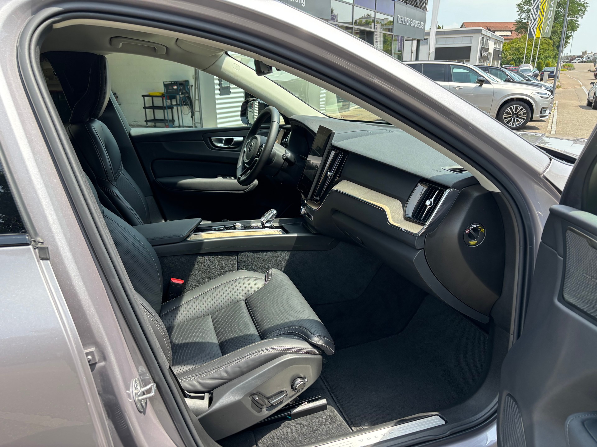 VOLVO XC60 2.0 B5 MH Plus Dark AWD-image-6