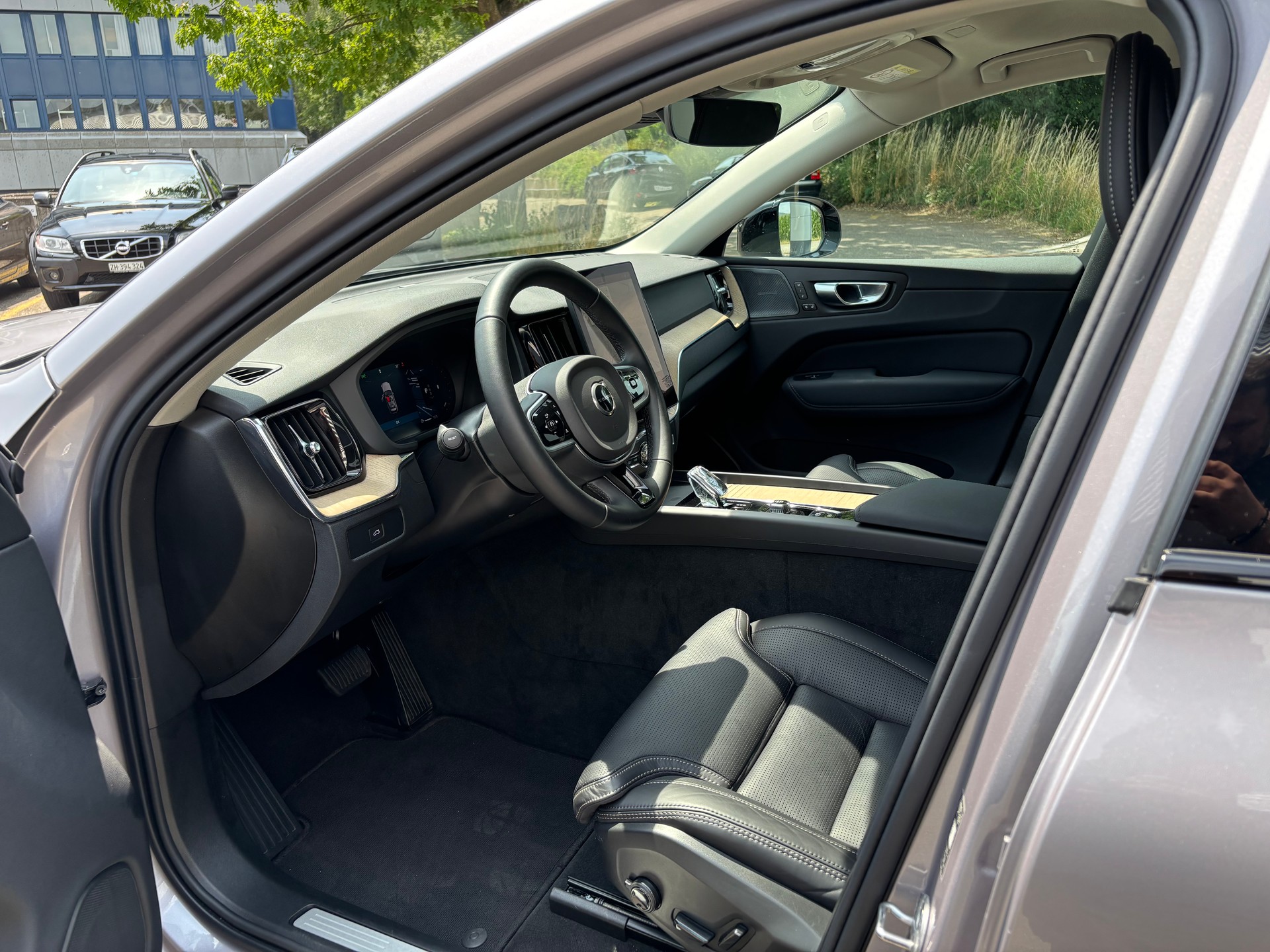 VOLVO XC60 2.0 B5 MH Plus Dark AWD-showroom-element-2