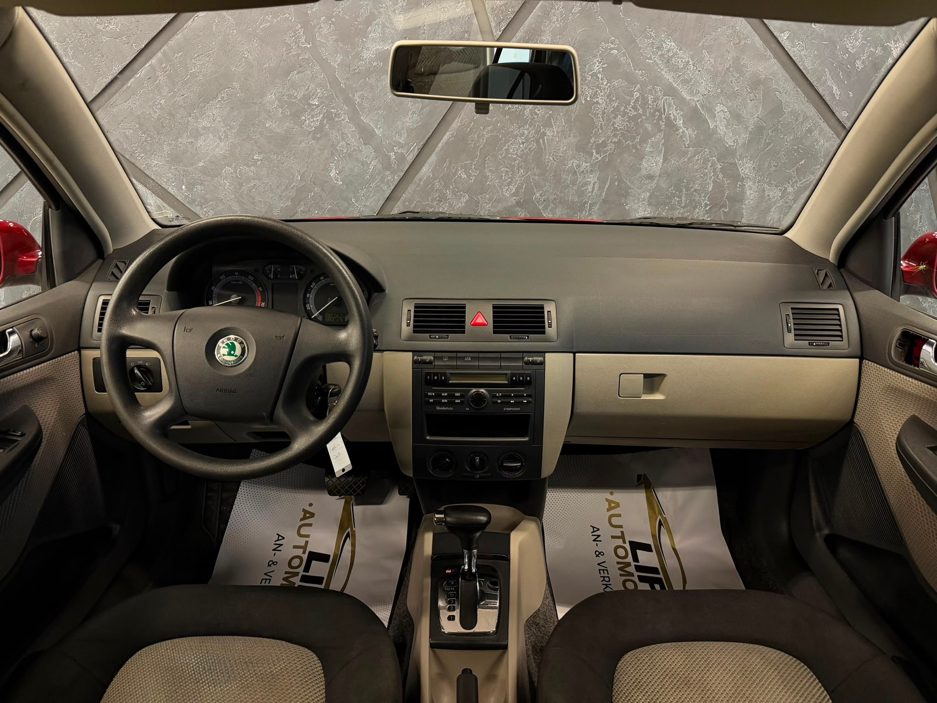 SKODA Fabia 1.4 16V Elegance-image-8