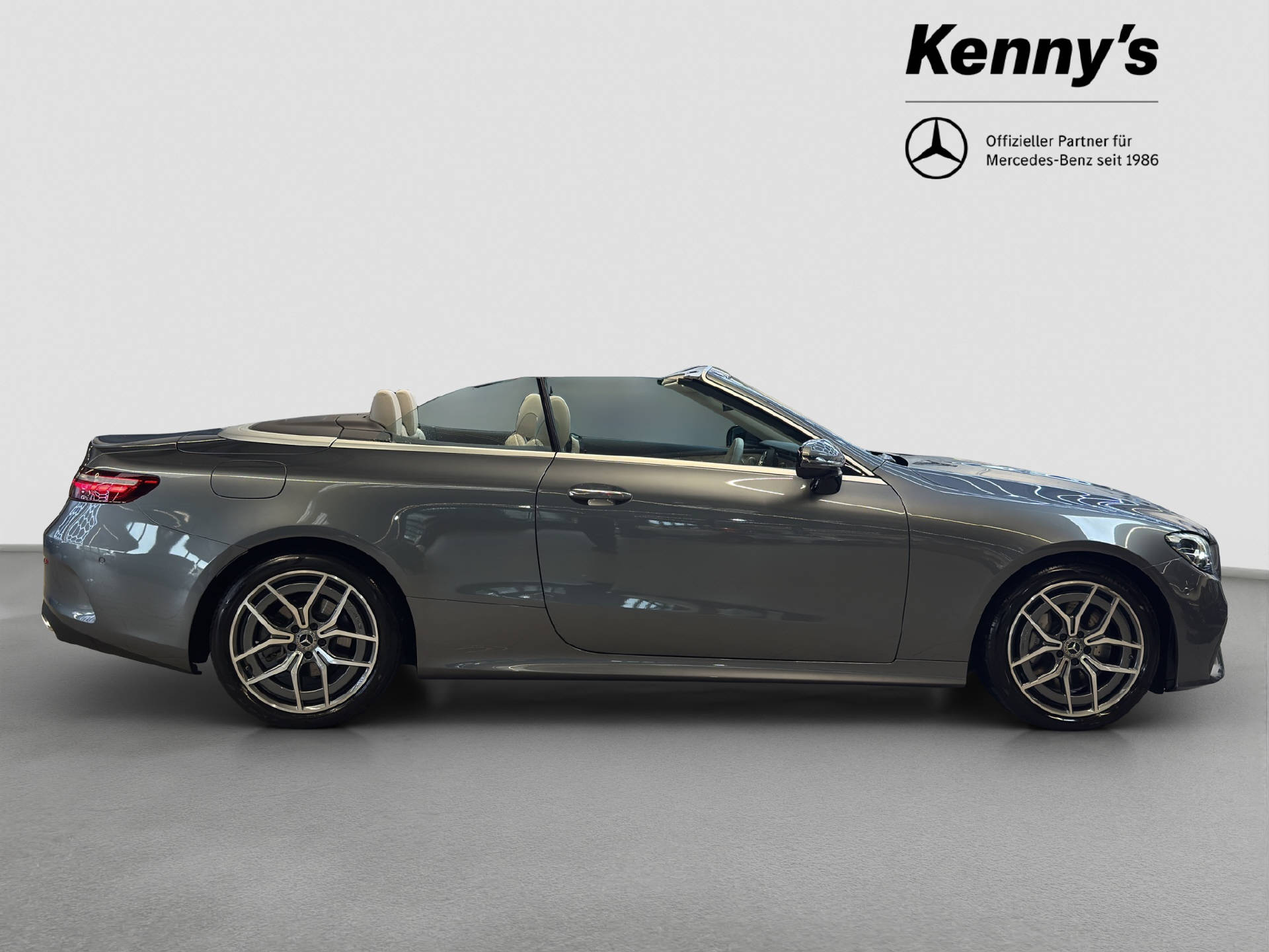 MERCEDES-BENZ E 300 AMG Line Cabriolet-showroom-element-3