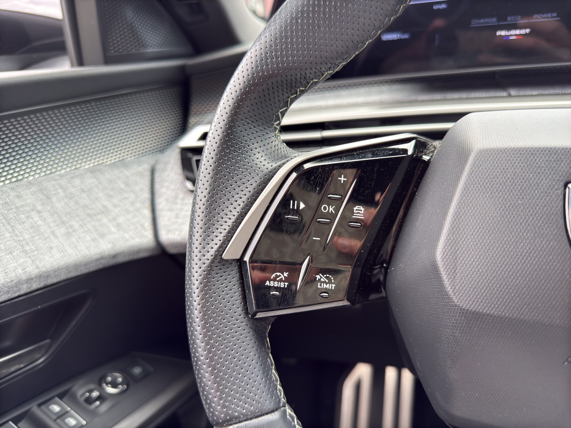 PEUGEOT 5008 1.2 Hybrid e-DCS6 GT 7 Plätzer-image-34