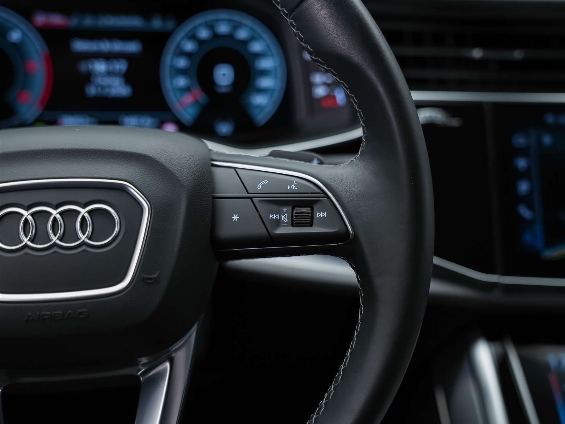 AUDI Q7 45 TDI quattro tiptronic *7 Plätzer*22" Felgen*Head Up*360° Kamera*-image-32