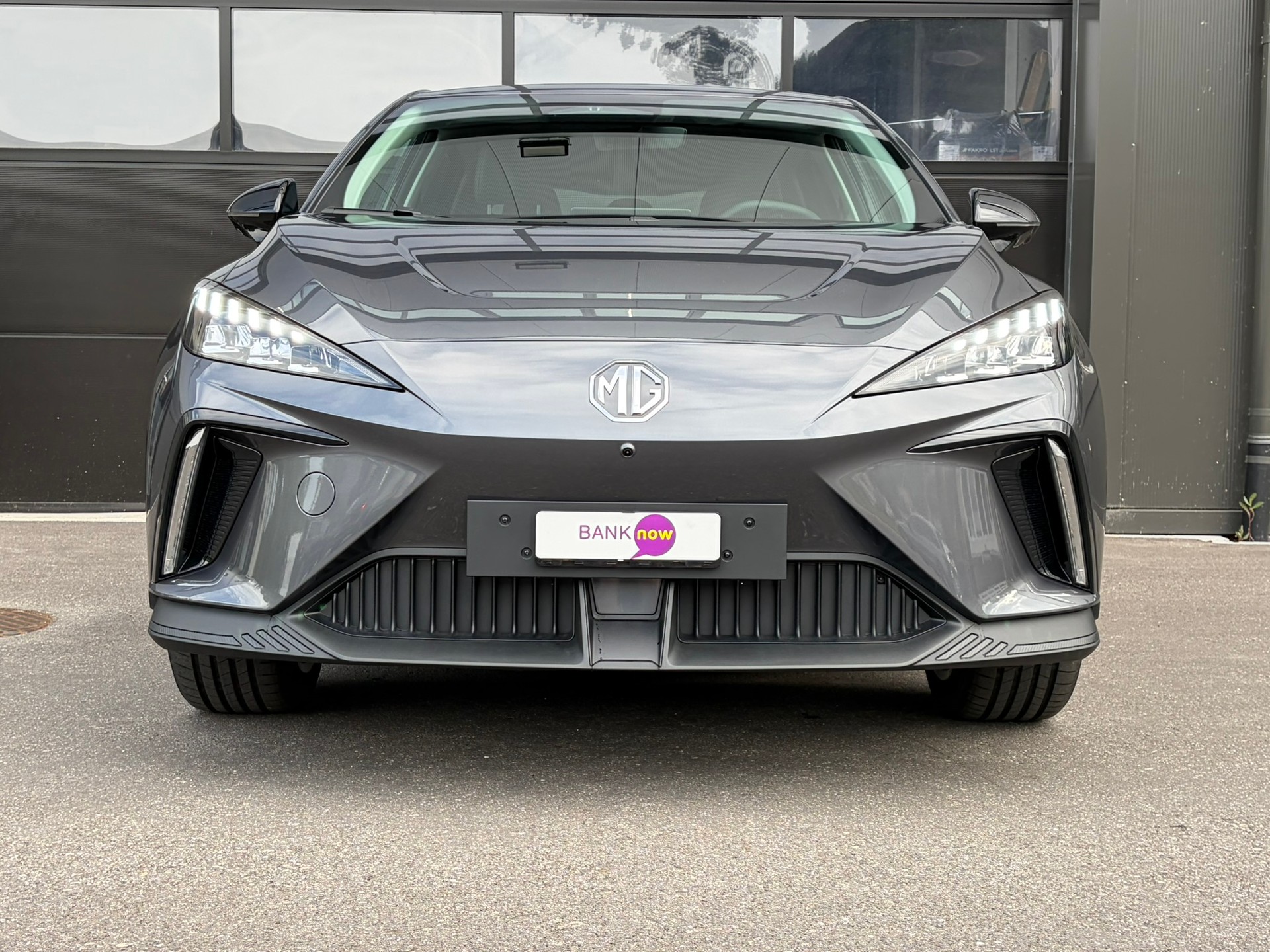 MG 4 EV 64kWh Premium-showroom-element-3