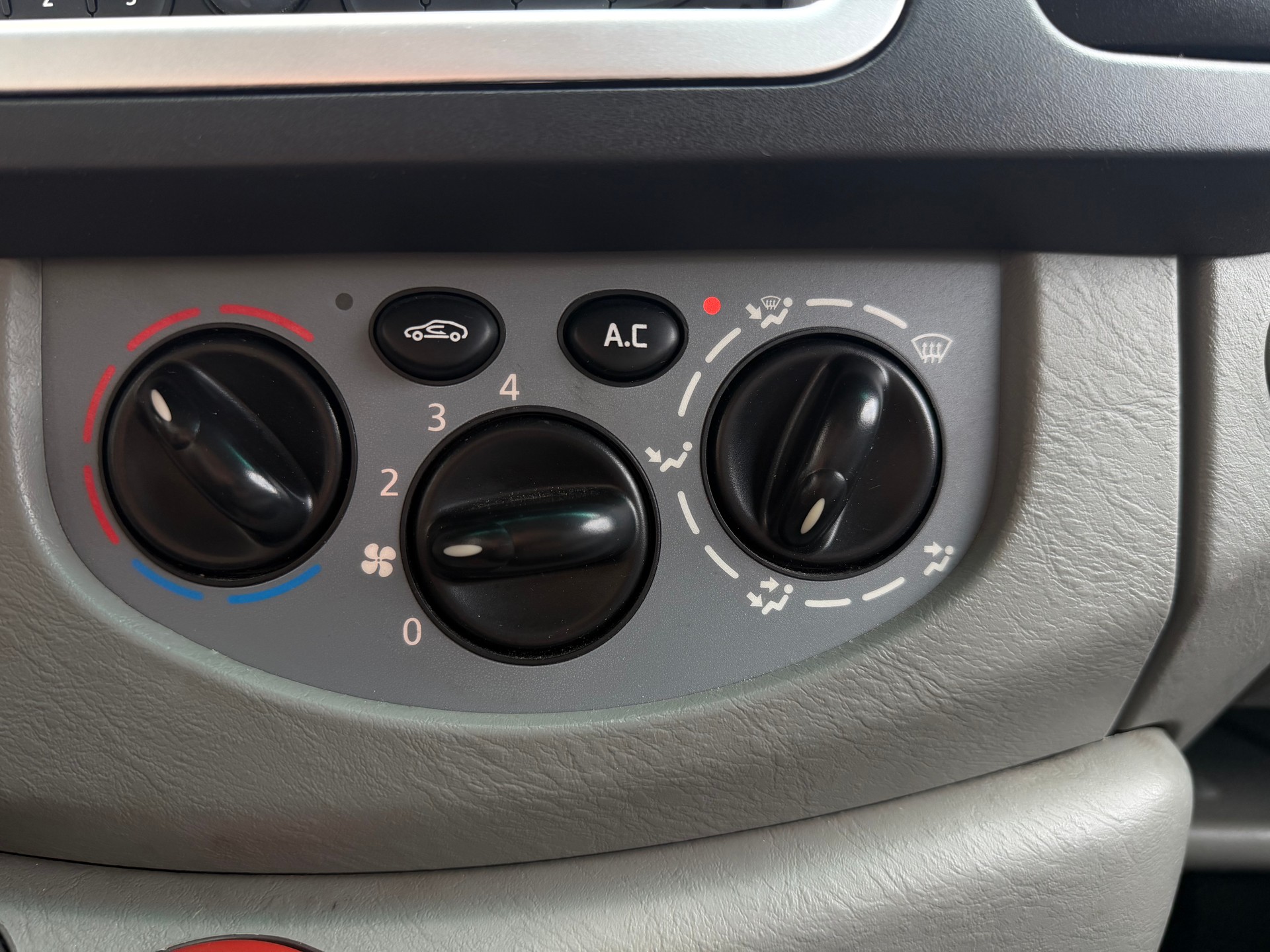 NISSAN Primastar 2.0dCi 115 L2H1 Premium 2.9t “9-Sitzer“-image-24