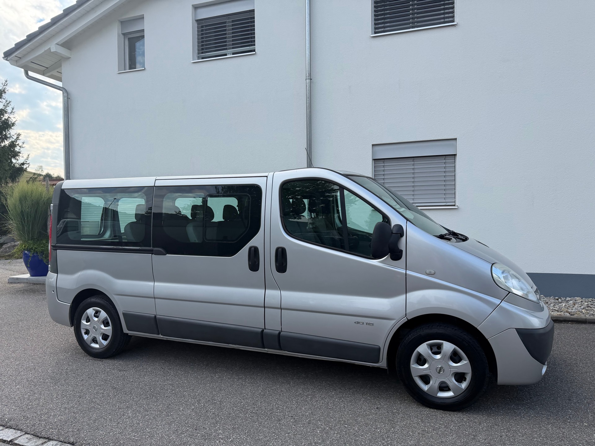 NISSAN Primastar 2.0dCi 115 L2H1 Premium 2.9t “9-Sitzer“-showroom-element-3