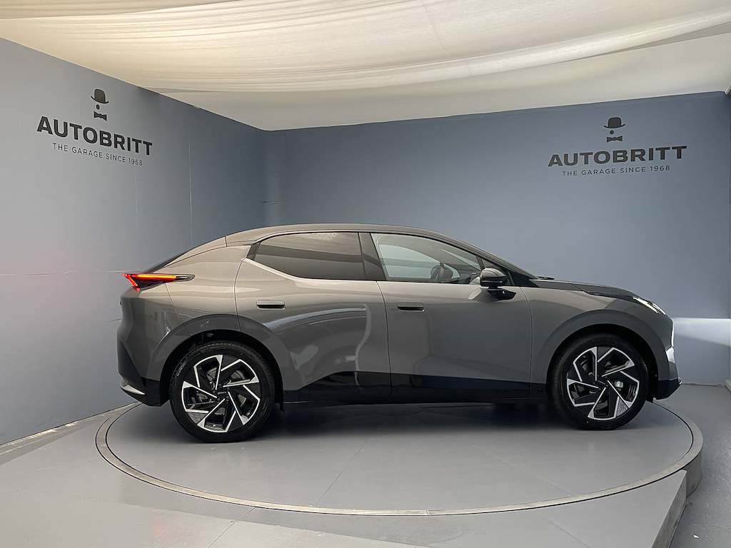 LYNK & CO 02 More-showroom-element-3
