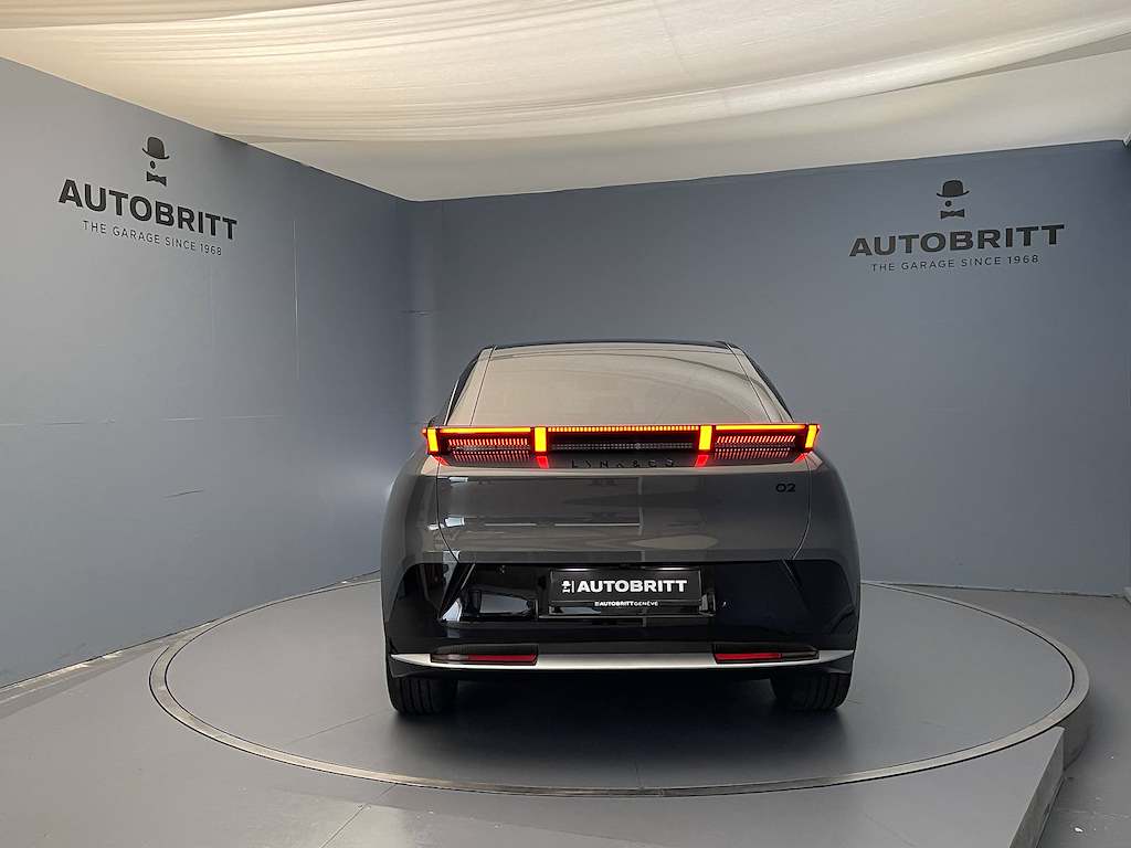 LYNK & CO 02 More-showroom-element-1