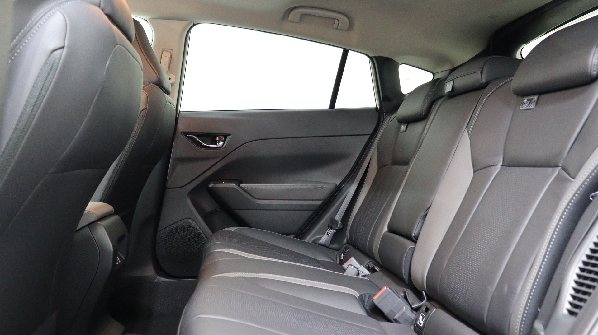 SUBARU Impreza 2.0i e-Boxer Luxury-showroom-element-2