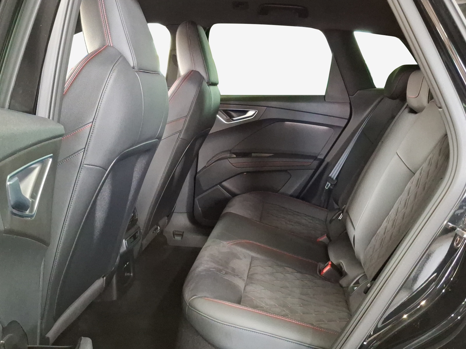 AUDI Q4 e-tron 45 Edition Swiss Ski quattro-image-12