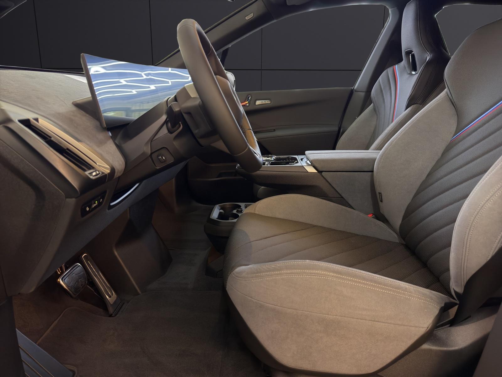 BMW iX xDrive60-image-10