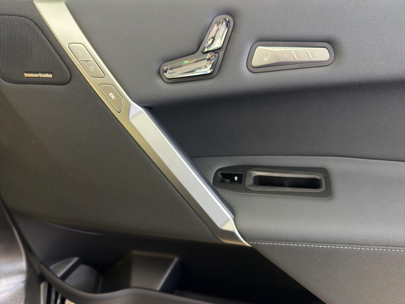 BMW iX xDrive60-image-15