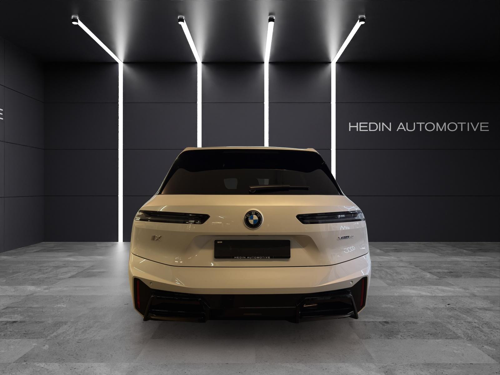 BMW iX xDrive60-showroom-element-3