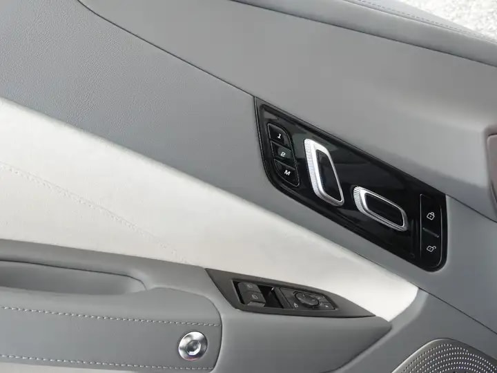 MG Cyberster 77 kWh AWD-image-10