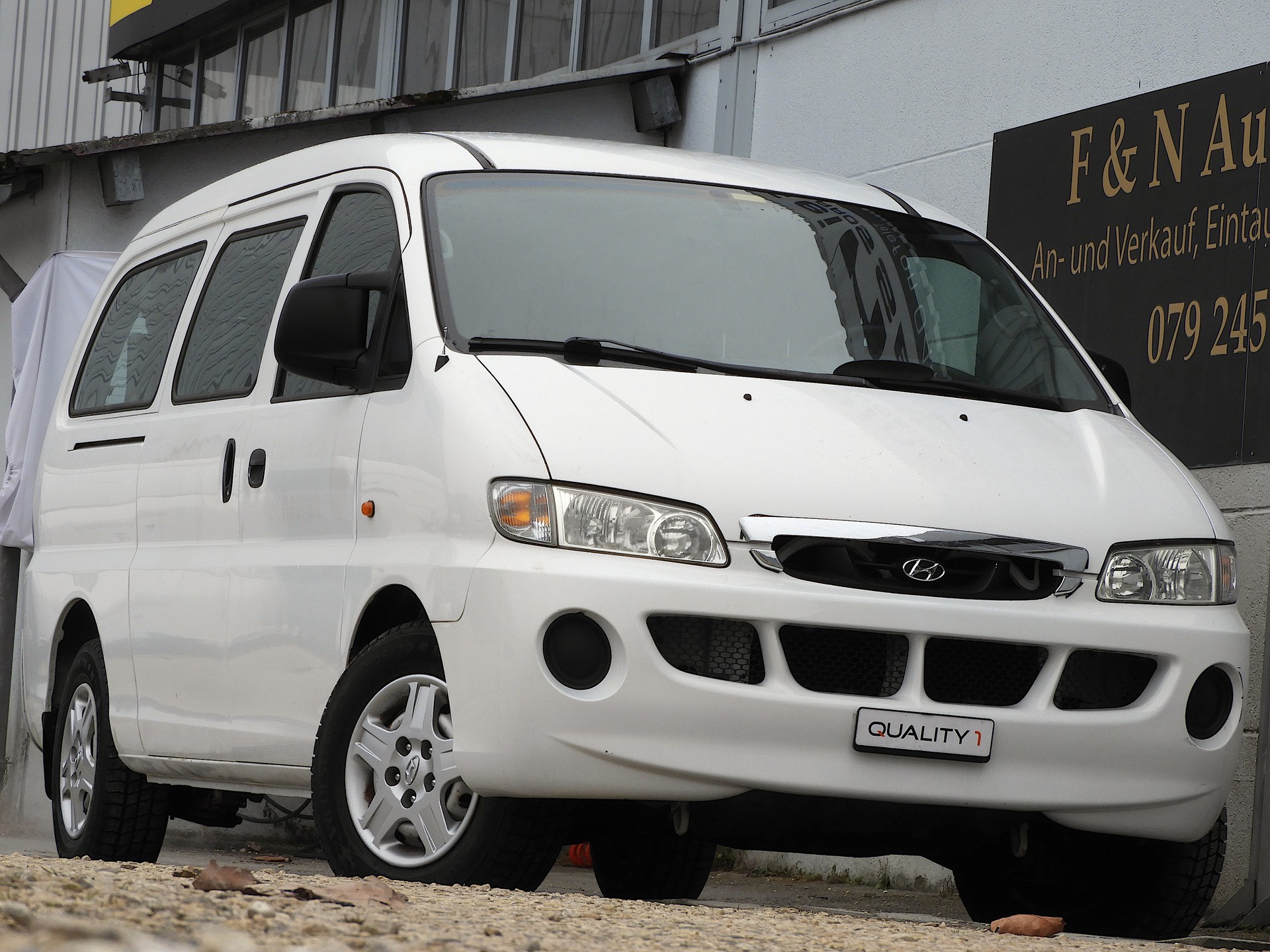 HYUNDAI H-1 2.4 3Van I CH FZ I 3 Erwachsene Plätze I 17 Kinderplätze I MFK 20.01.2026 I 1 Hand