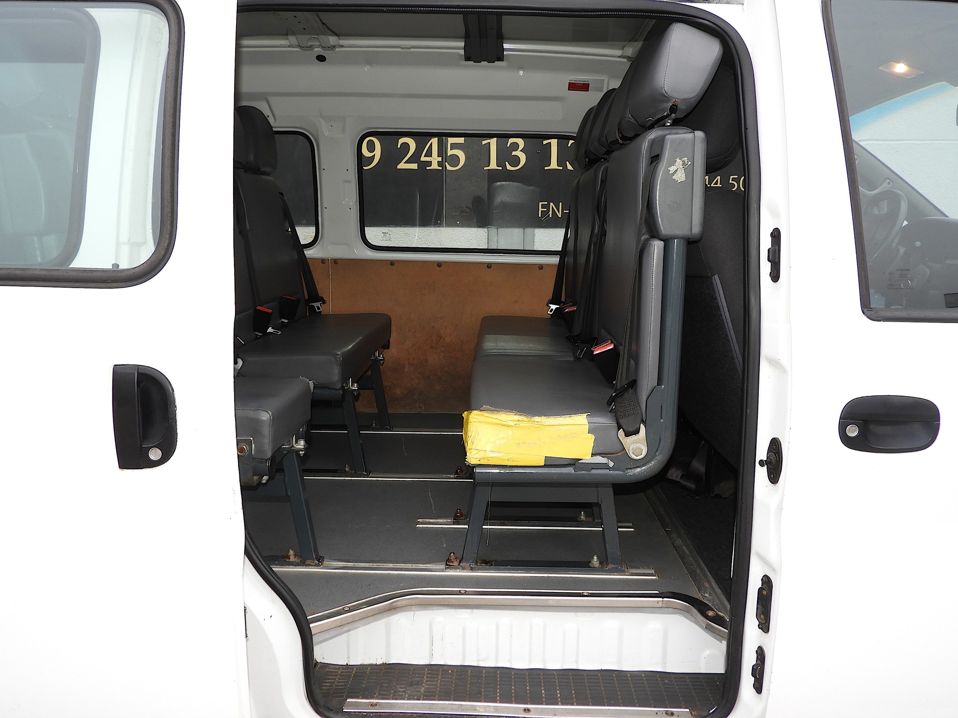HYUNDAI H-1 2.4 3Van I CH FZ I 3 Erwachsene Plätze I 17 Kinderplätze I MFK 20.01.2026 I 1 Hand-image-10