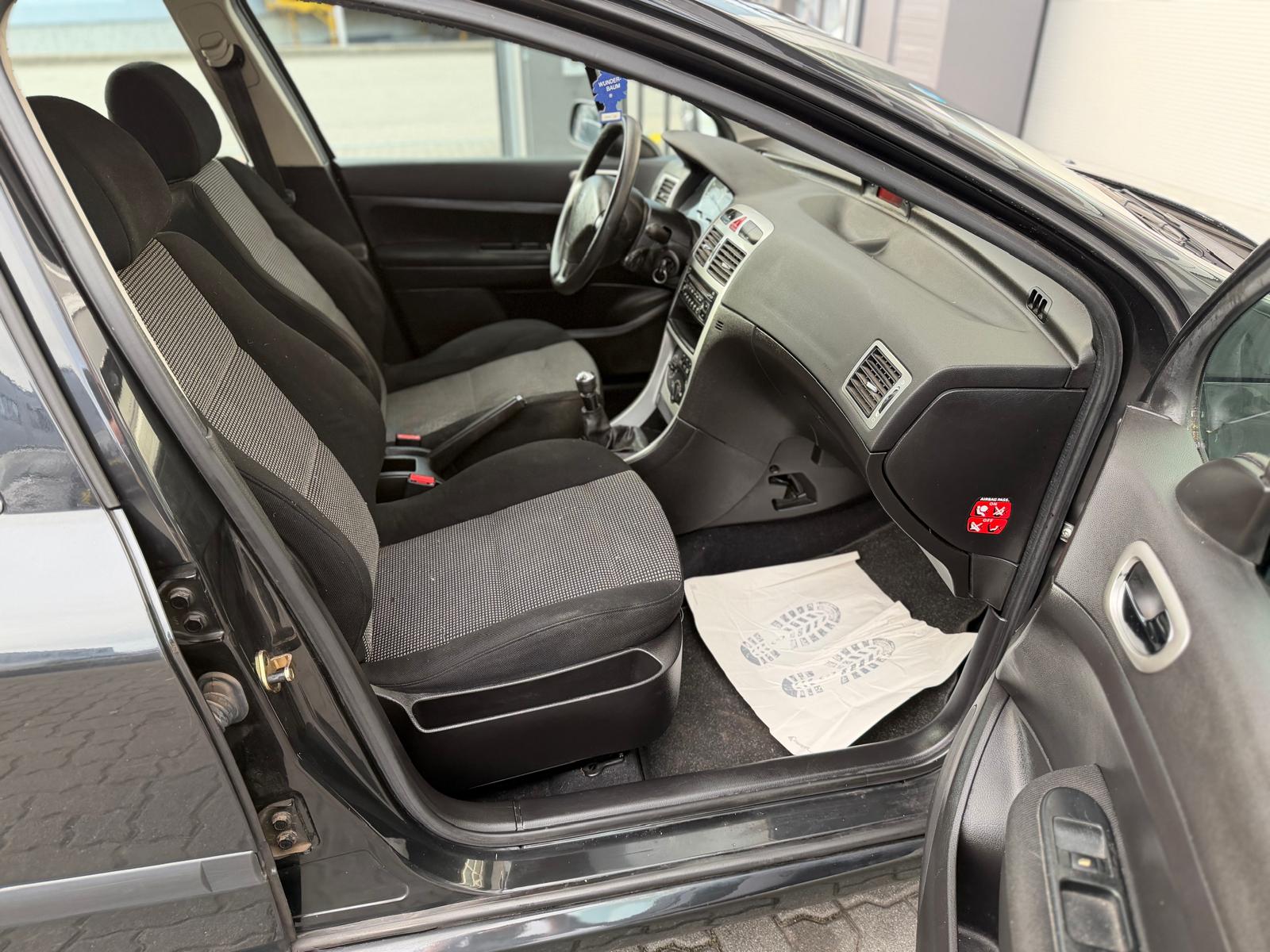 PEUGEOT 307 1.4 16V XR-image-8
