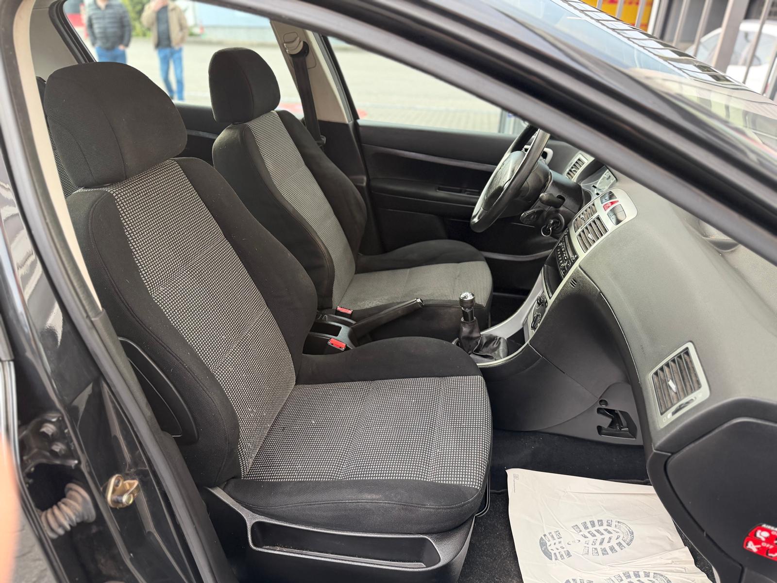 PEUGEOT 307 1.4 16V XR-image-9