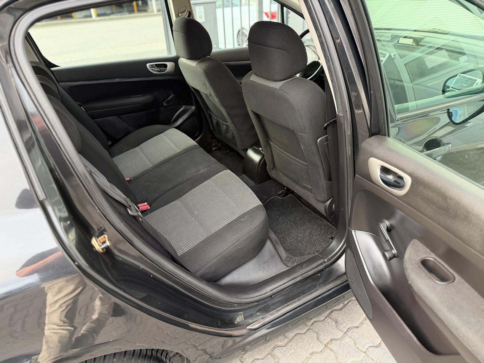 PEUGEOT 307 1.4 16V XR-image-11