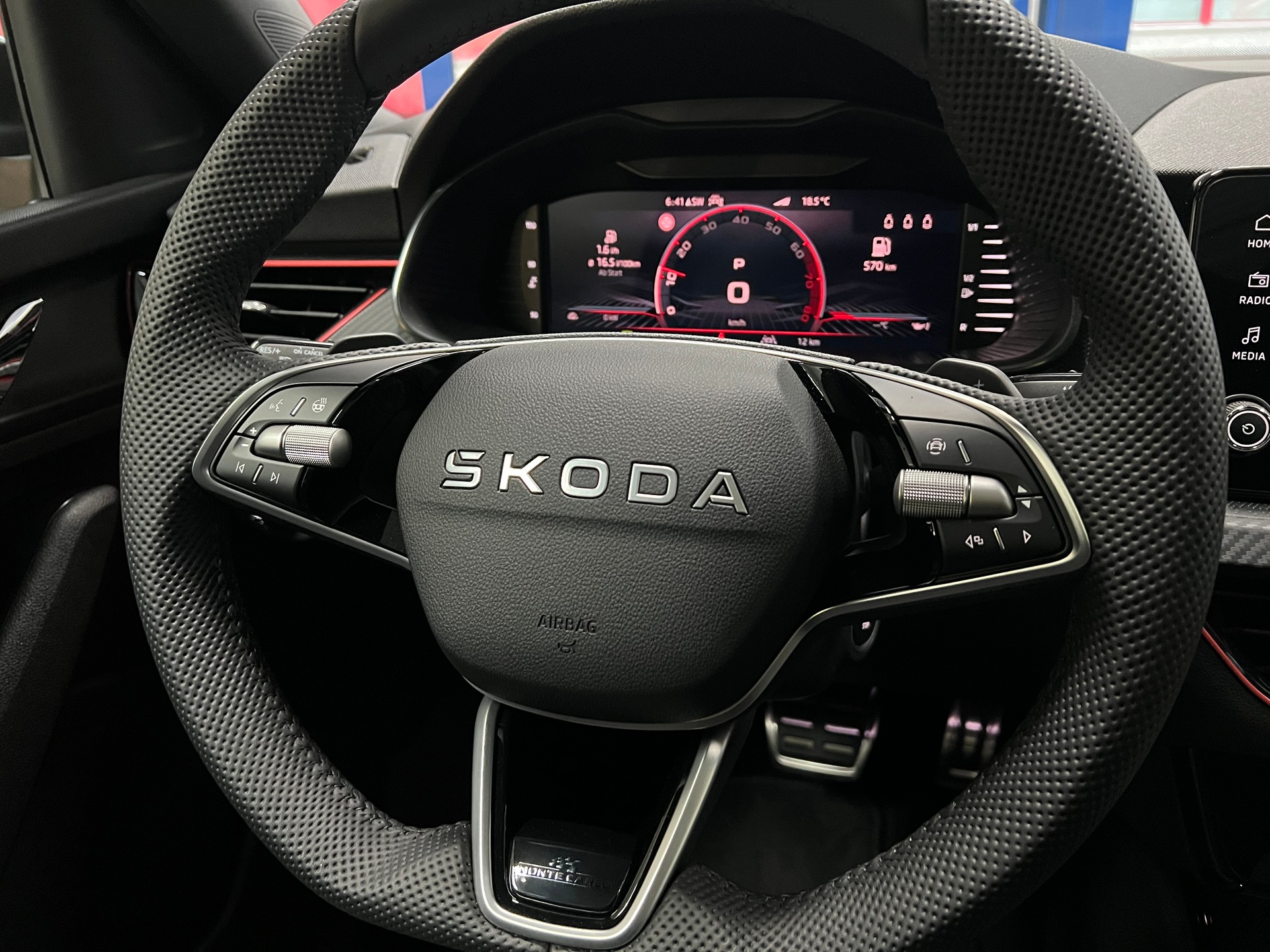 SKODA Kamiq 1.5 TSI Monte Carlo DSG Panoramadach / Lenkradheizung / Rückfahrkamera / Matrix-LED Scheinwerfer-image-15