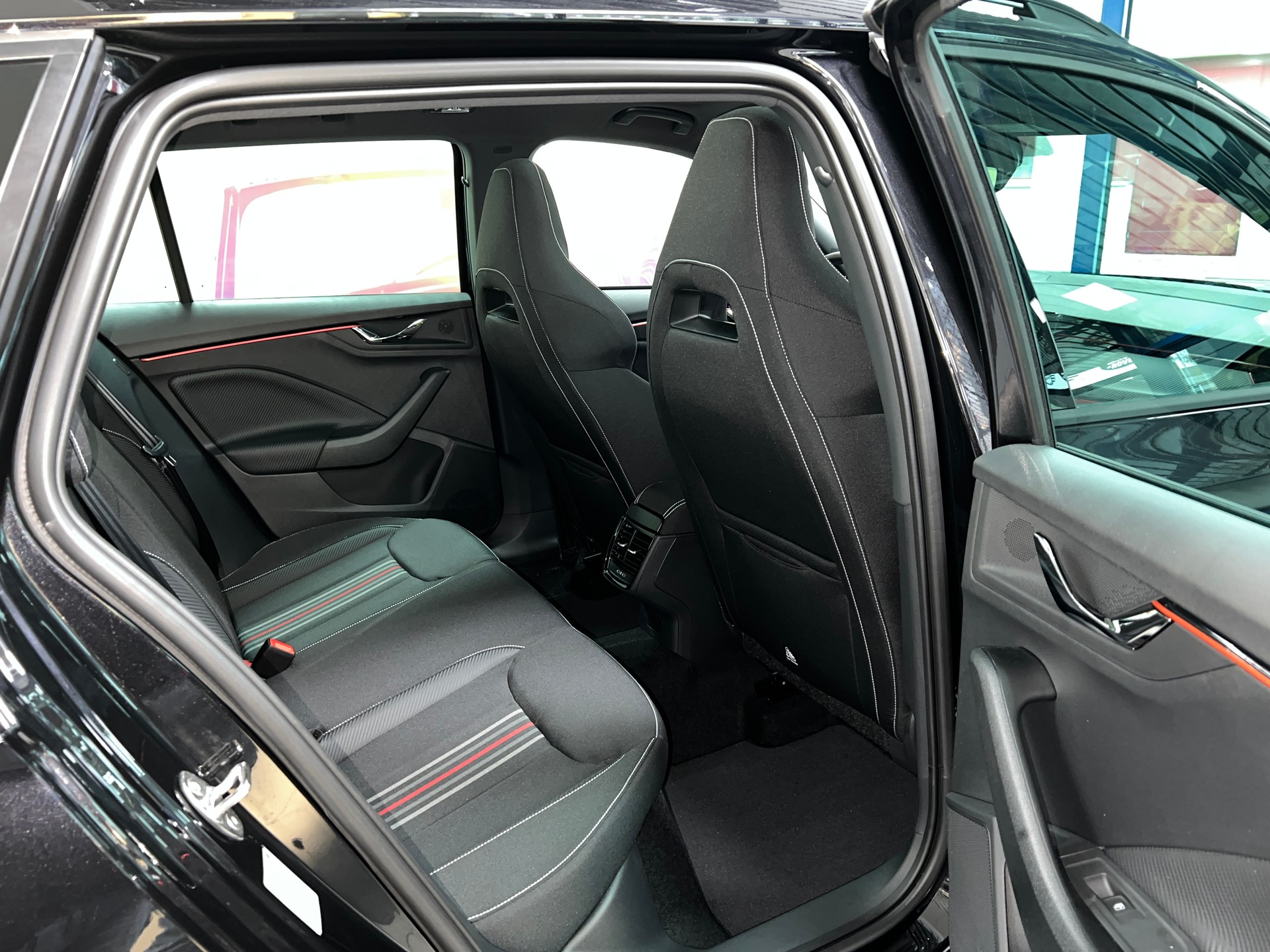 SKODA Kamiq 1.5 TSI Monte Carlo DSG Panoramadach / Lenkradheizung / Rückfahrkamera / Matrix-LED Scheinwerfer-image-7