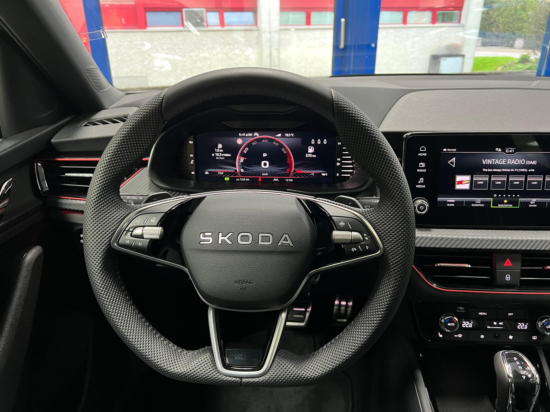 SKODA Kamiq 1.5 TSI Monte Carlo DSG Panoramadach / Lenkradheizung / Rückfahrkamera / Matrix-LED Scheinwerfer-image-14