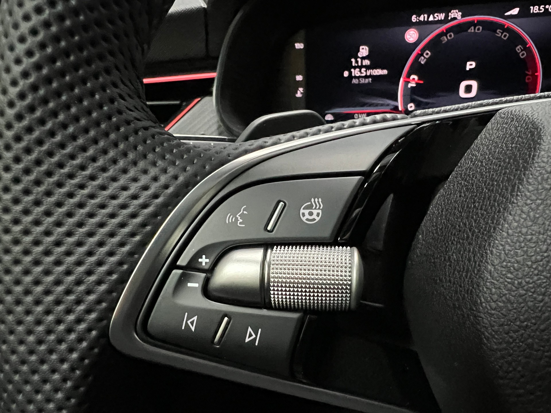 SKODA Kamiq 1.5 TSI Monte Carlo DSG Panoramadach / Lenkradheizung / Rückfahrkamera / Matrix-LED Scheinwerfer-image-16
