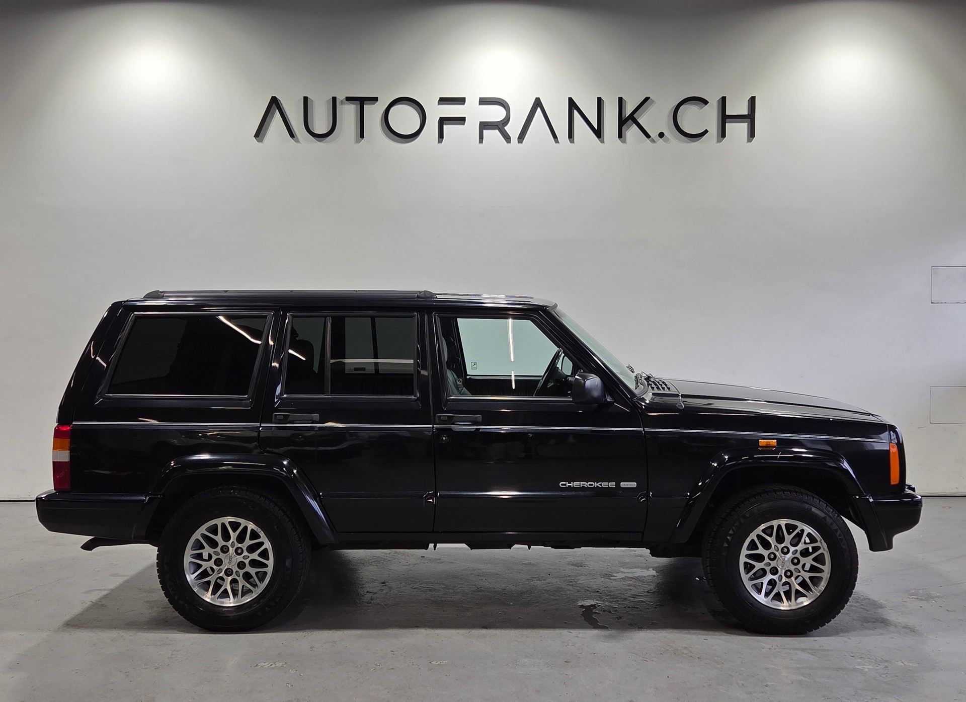 JEEP Cherokee 4.0 Limited-showroom-element-1