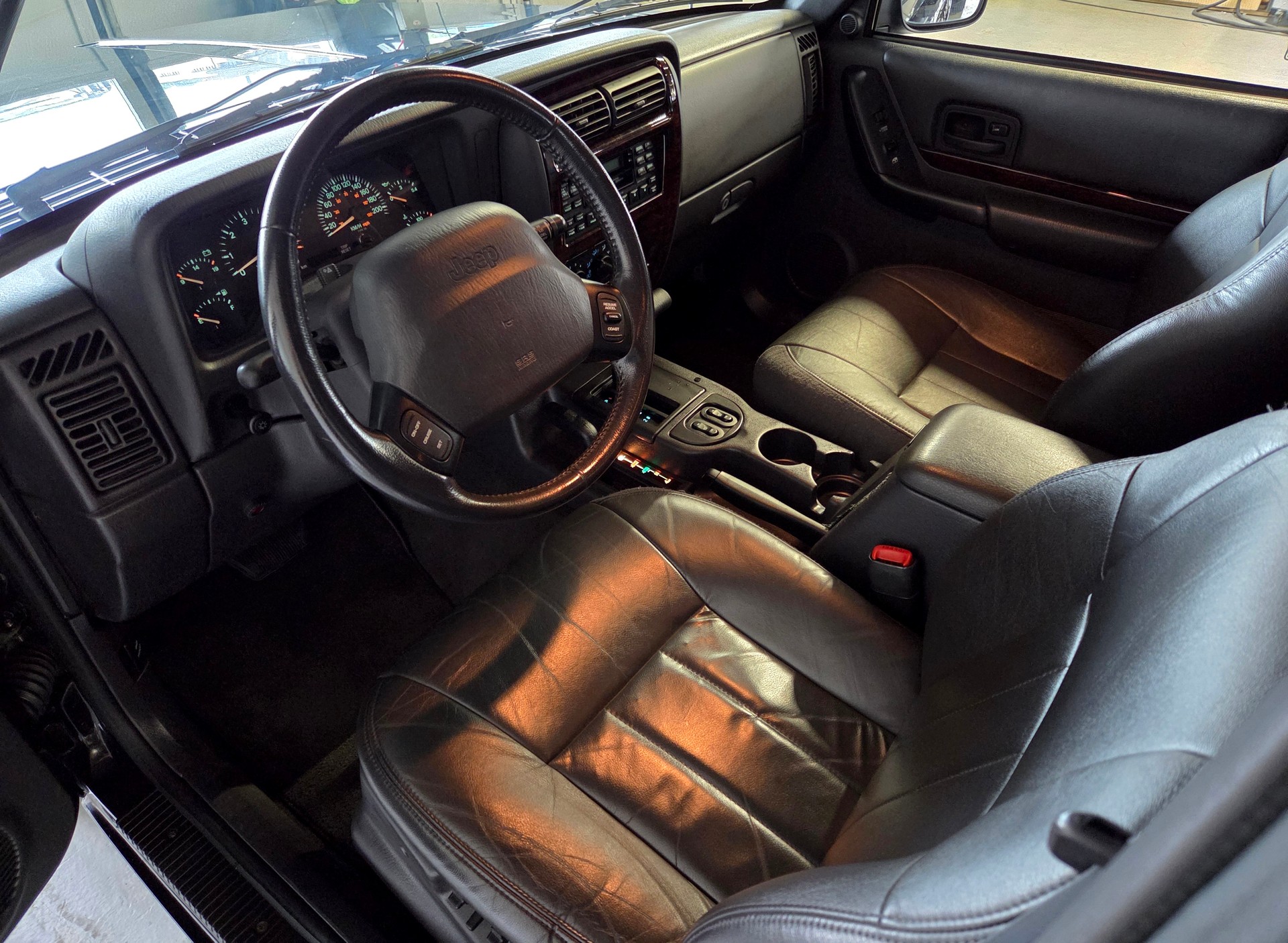 JEEP Cherokee 4.0 Limited-showroom-element-3