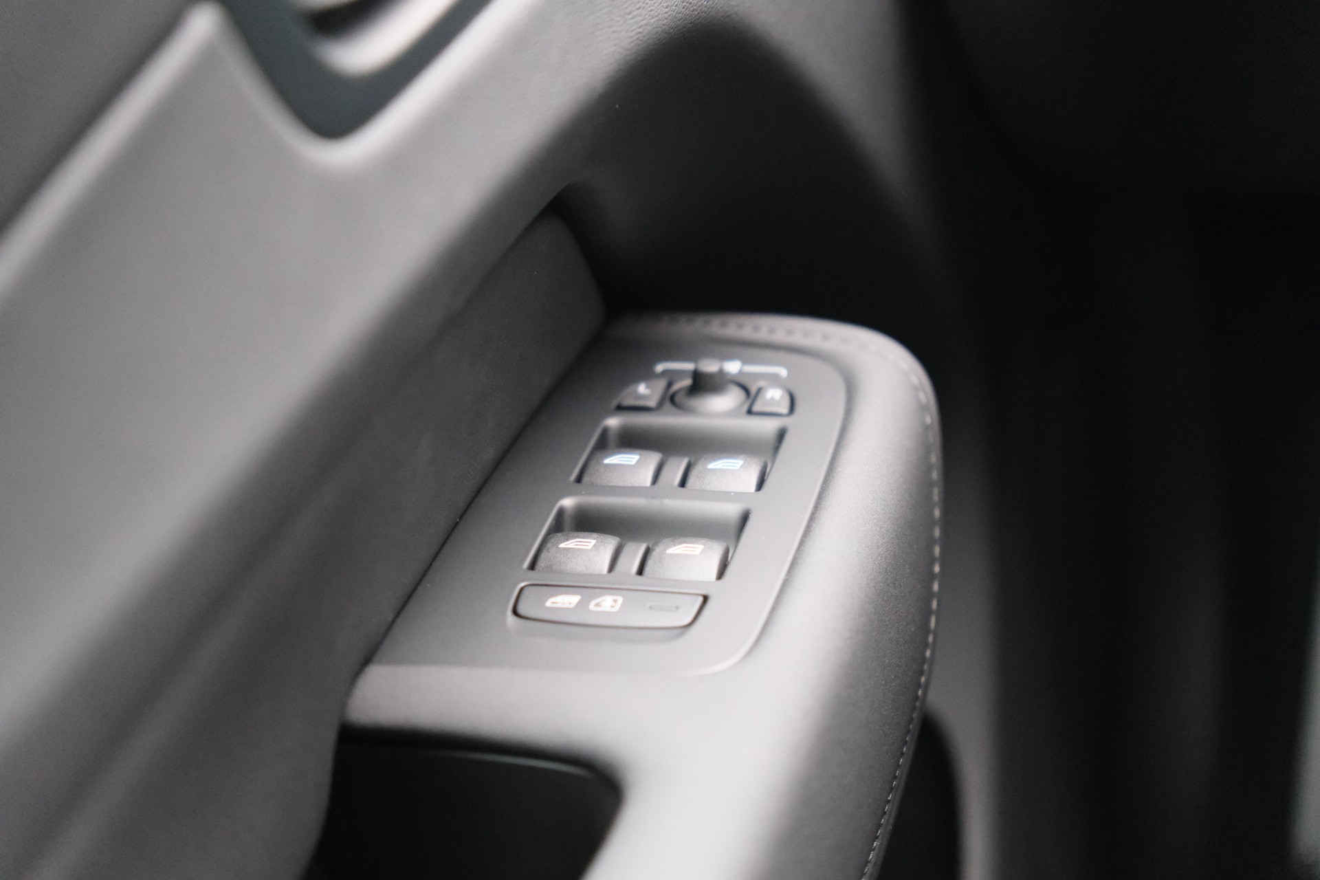 VOLVO XC60 2.0 T6 TE Ultra Dark eAWD-image-11