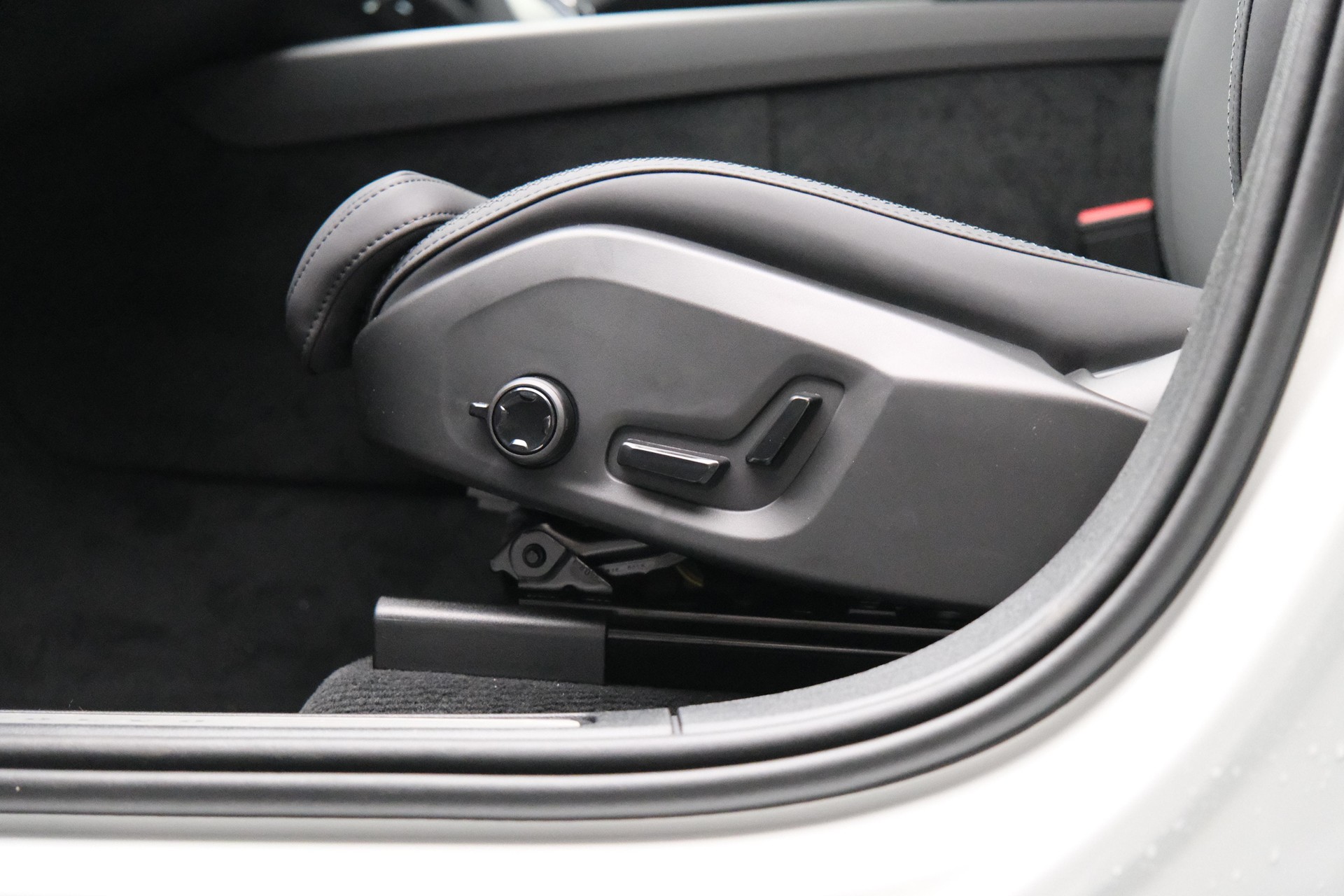 VOLVO XC60 2.0 T6 TE Ultra Dark eAWD-image-9