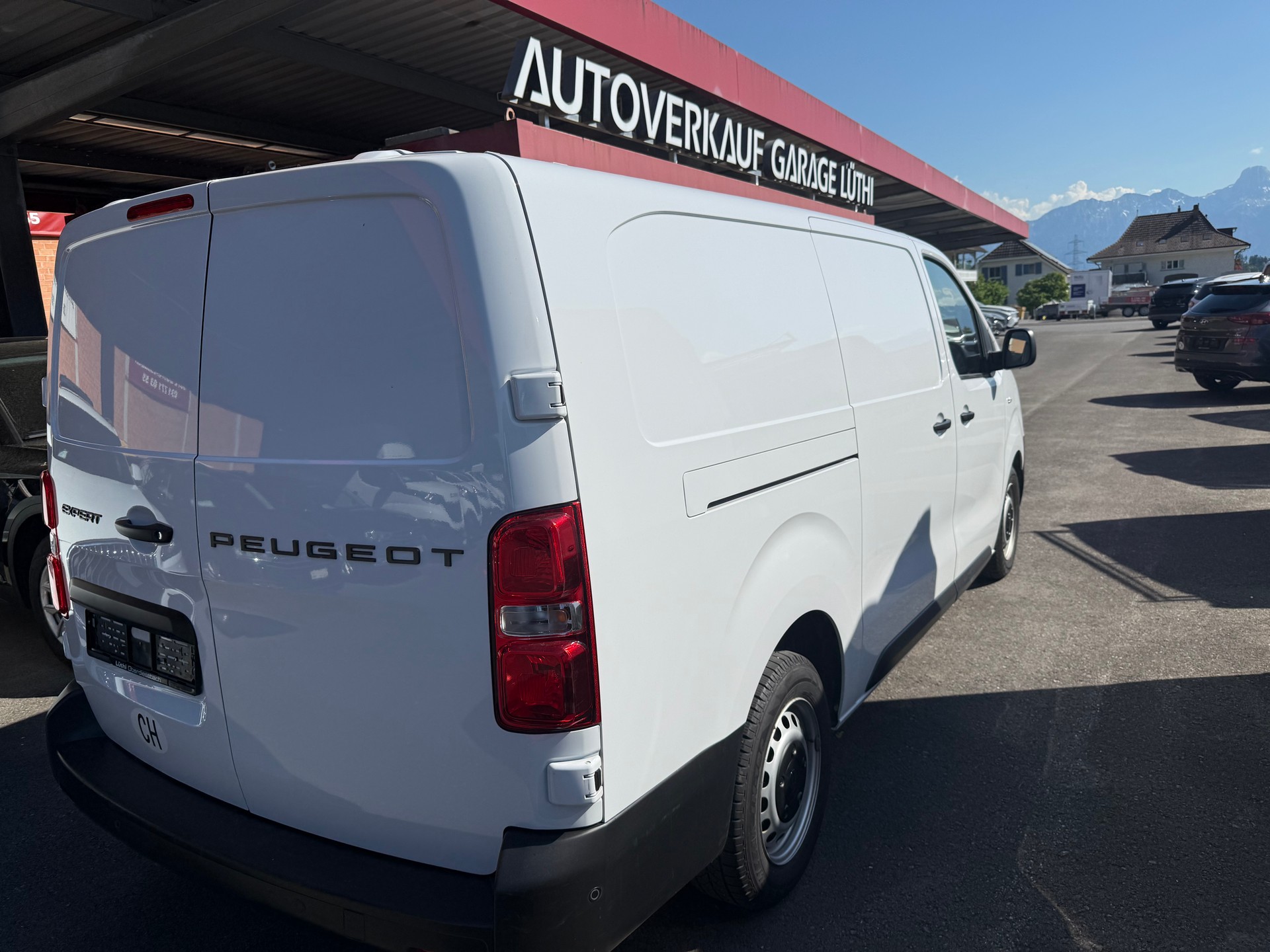 PEUGEOT Expert 2.0 BlueHDi 145 S&S Long EAT8-image-1
