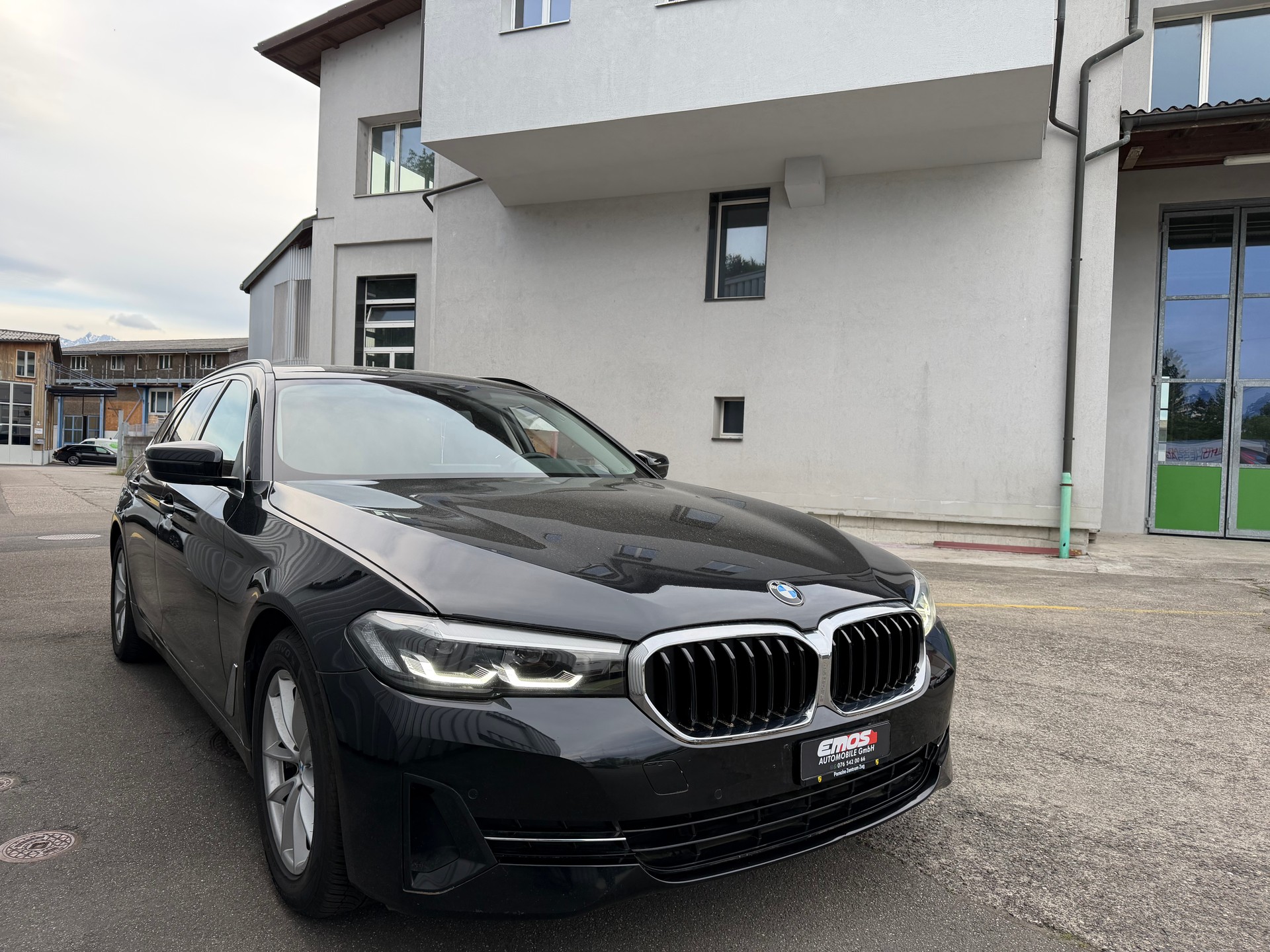 BMW 520d xDrive 48V Touring Steptronic-image-2