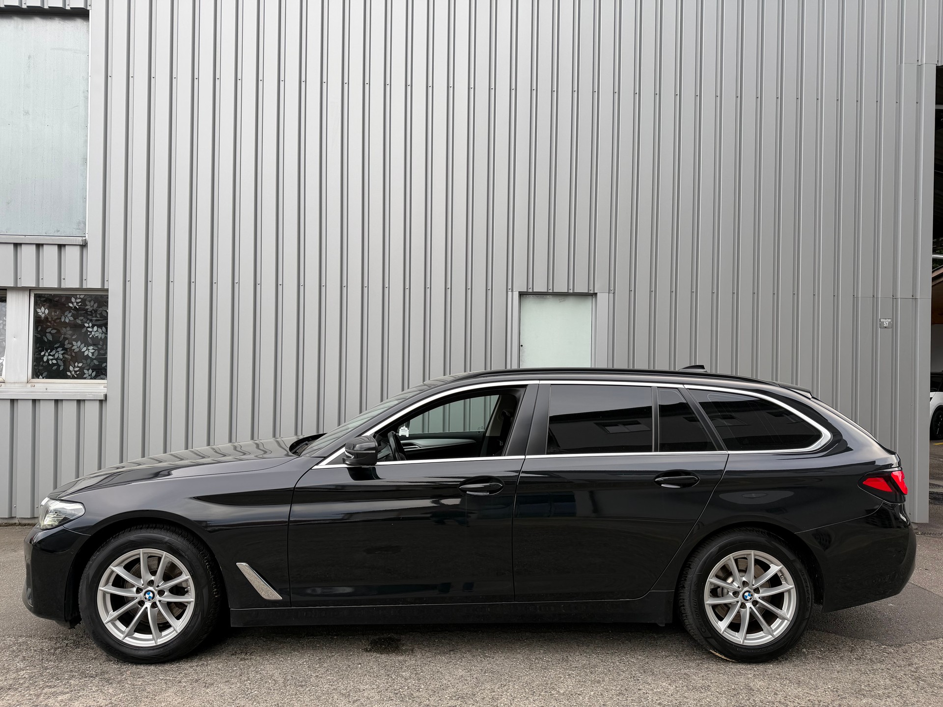 BMW 520d xDrive 48V Touring Steptronic-image-3