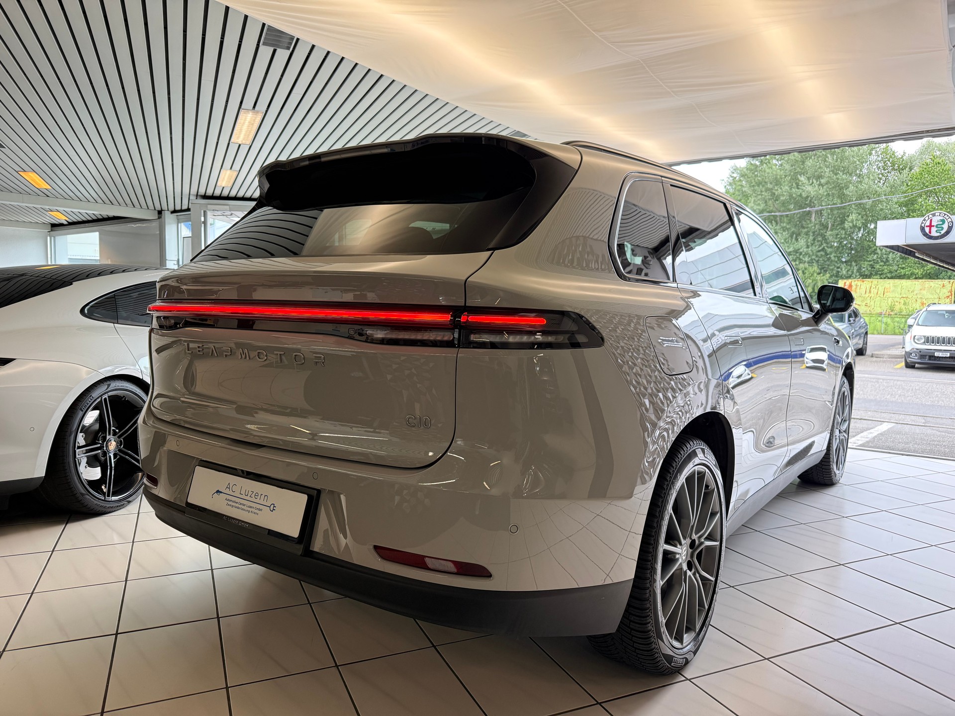 LEAPMOTOR C10 REEV 28kWh Design-showroom-element-2