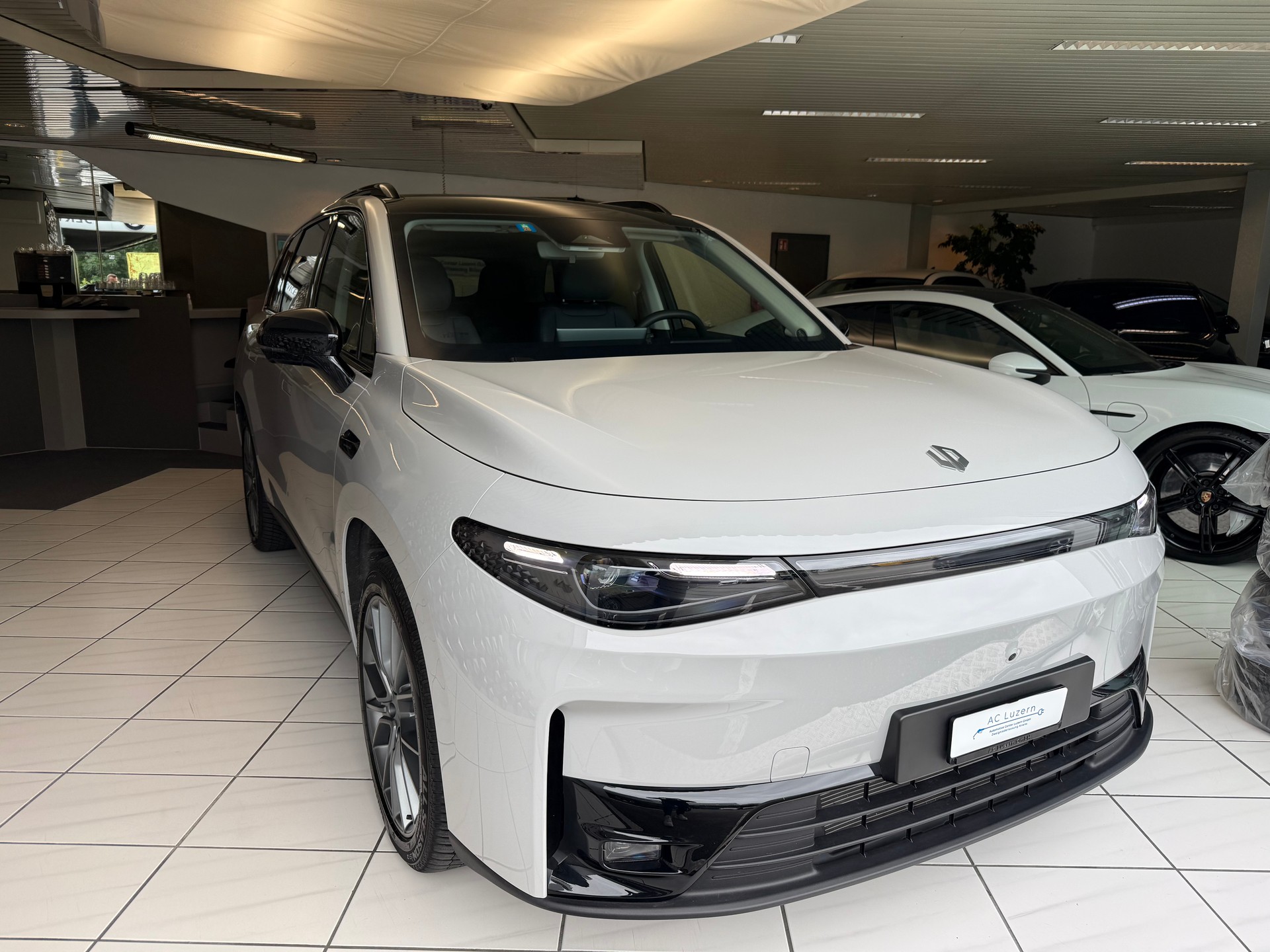 LEAPMOTOR C10 REEV 28kWh Design-showroom-element-3