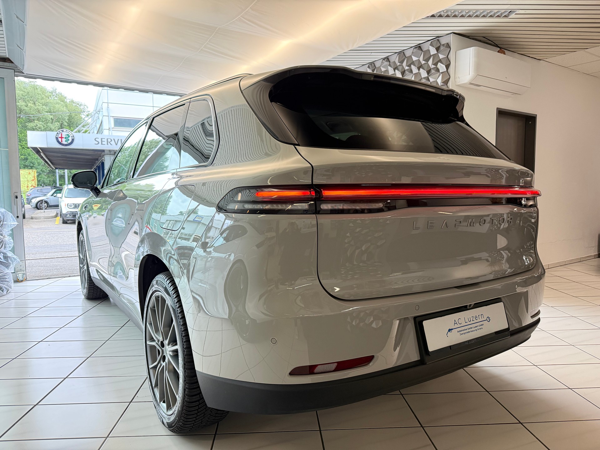 LEAPMOTOR C10 REEV 28kWh Design-showroom-element-1