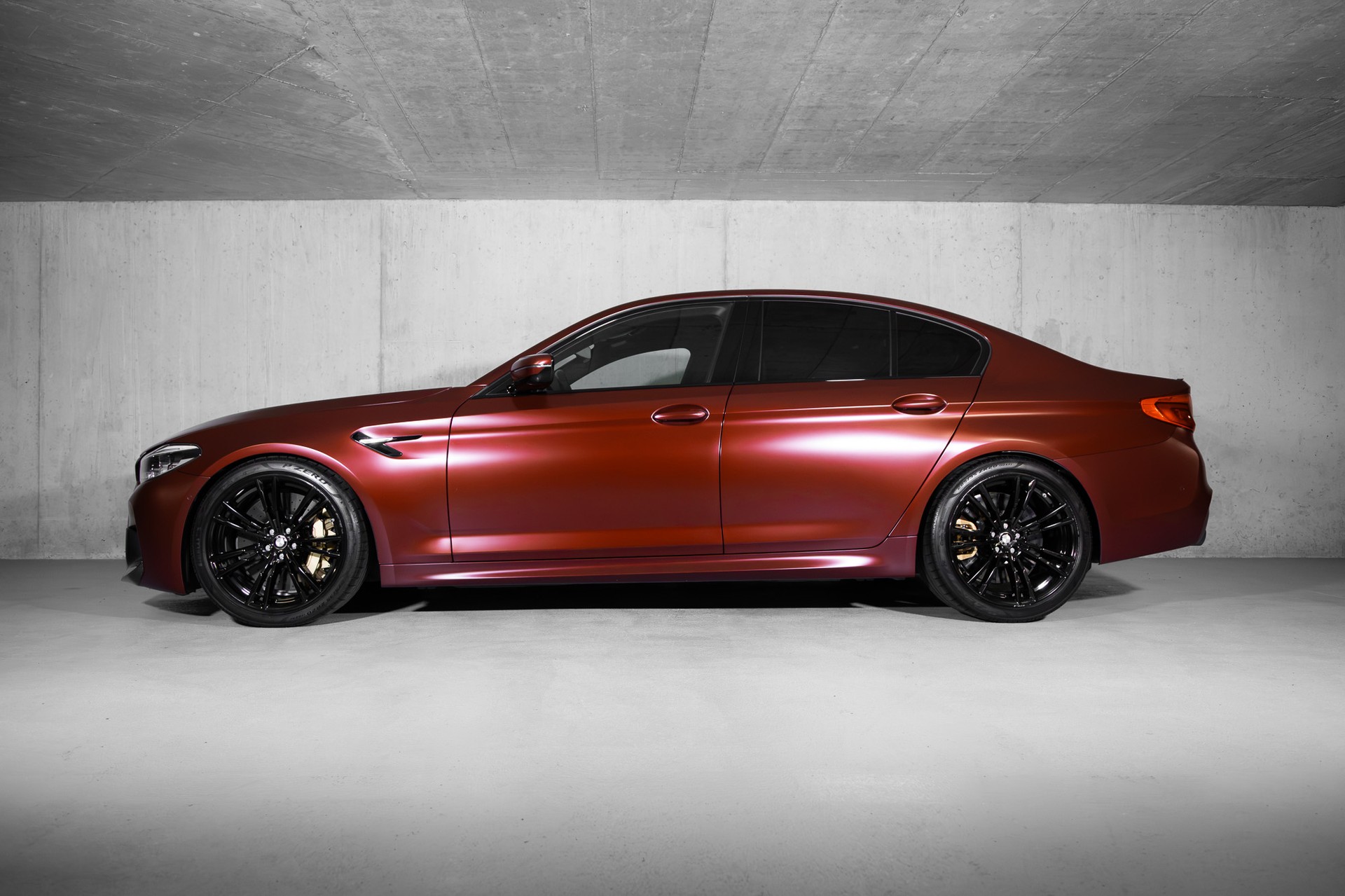 BMW M5 xDrive Drivelogic First Edition-showroom-element-1