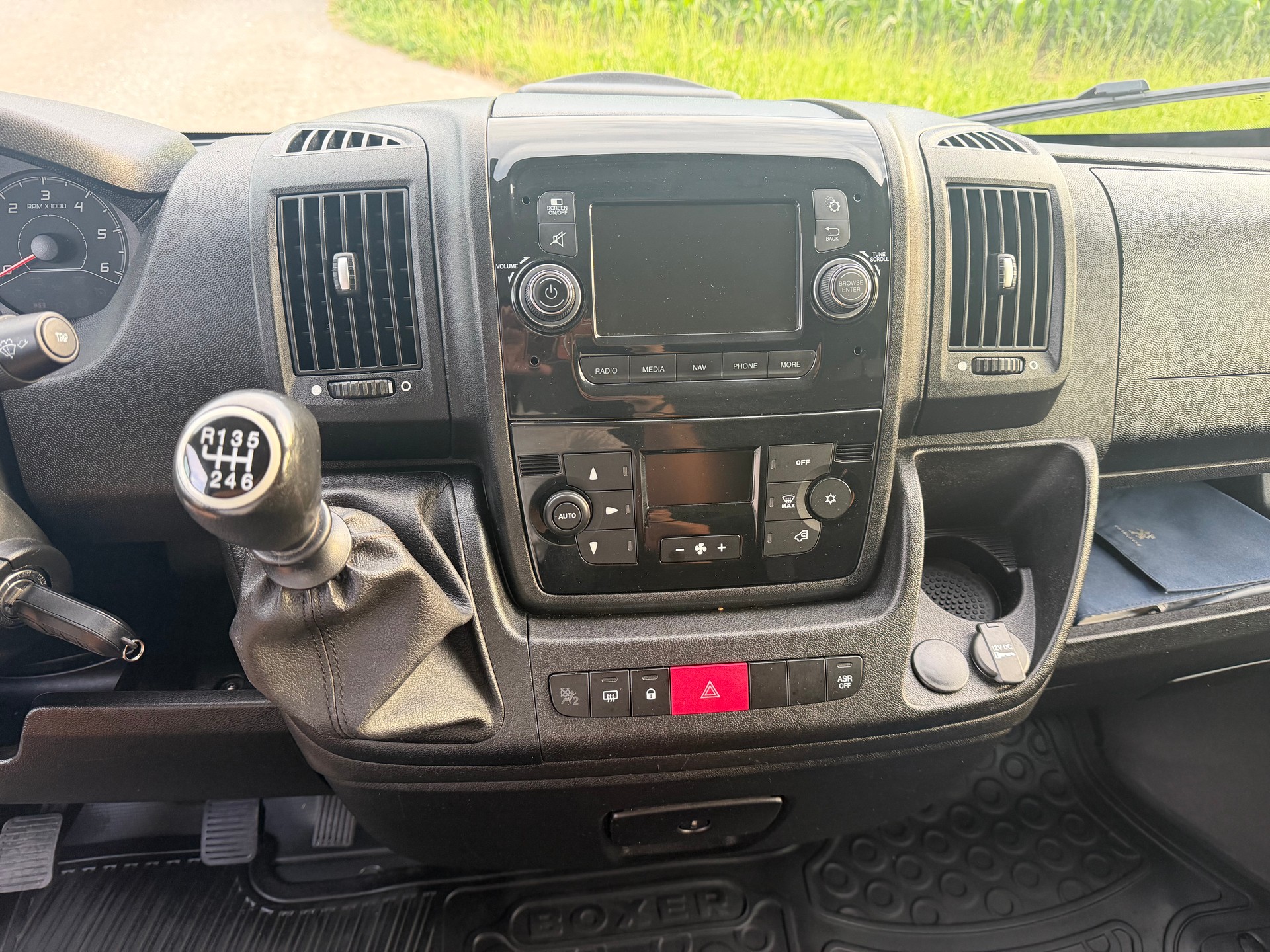 PEUGEOT Boxer 2.2 HDI 335 Premium L2H2-image-12