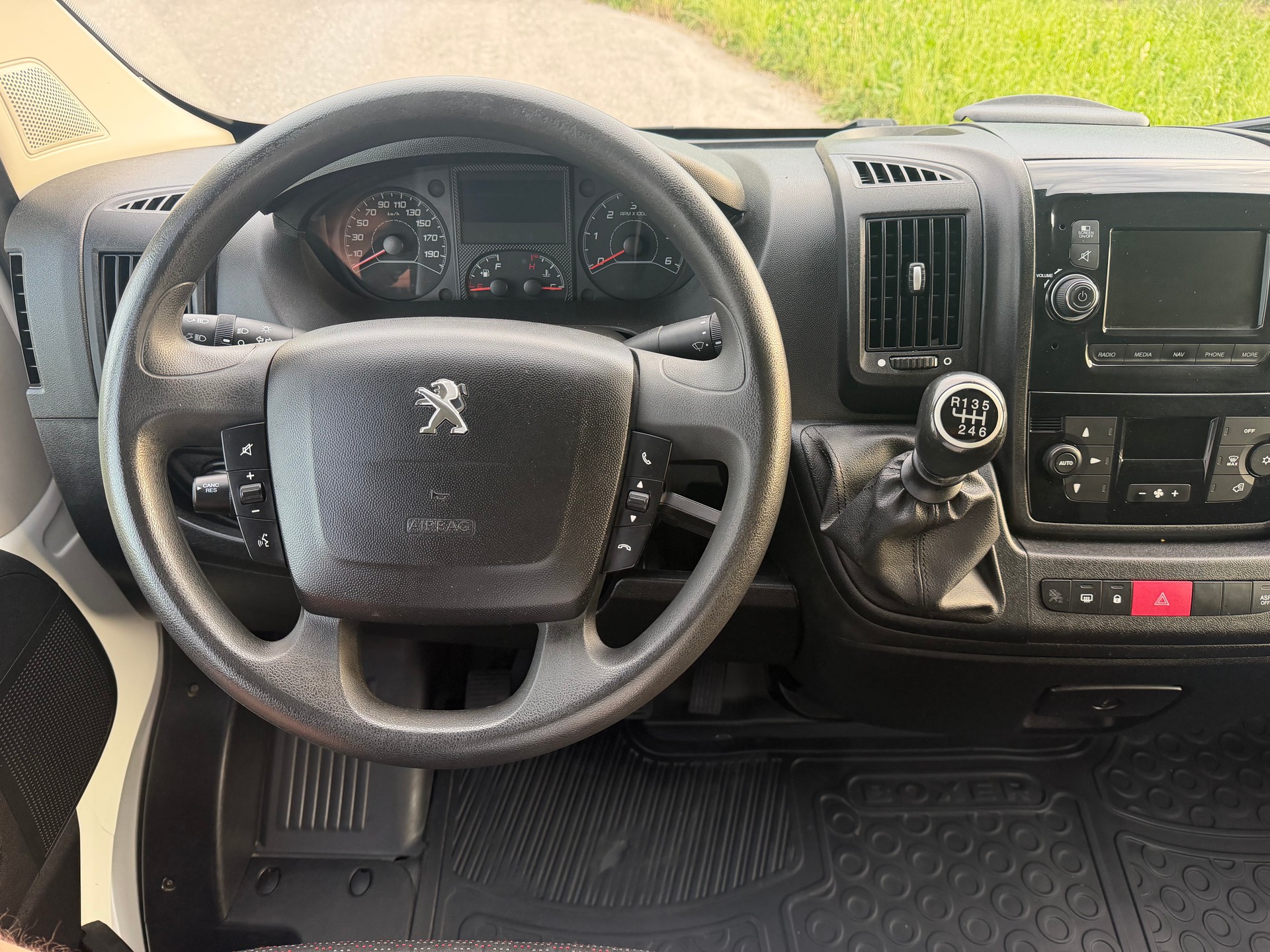 PEUGEOT Boxer 2.2 HDI 335 Premium L2H2-image-11