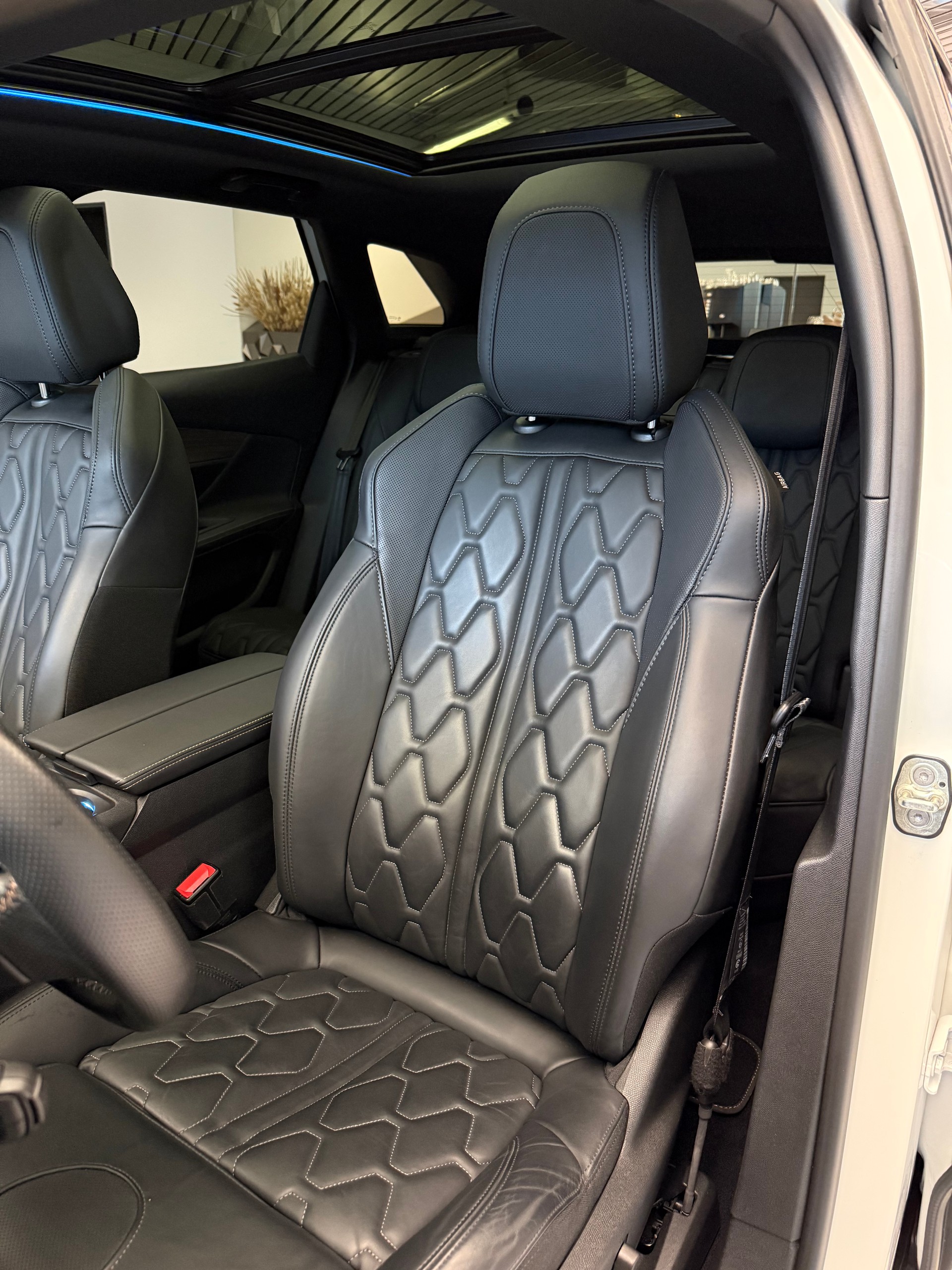 PEUGEOT 3008 300e Hybrid4 GT Pack EAT8-image-6